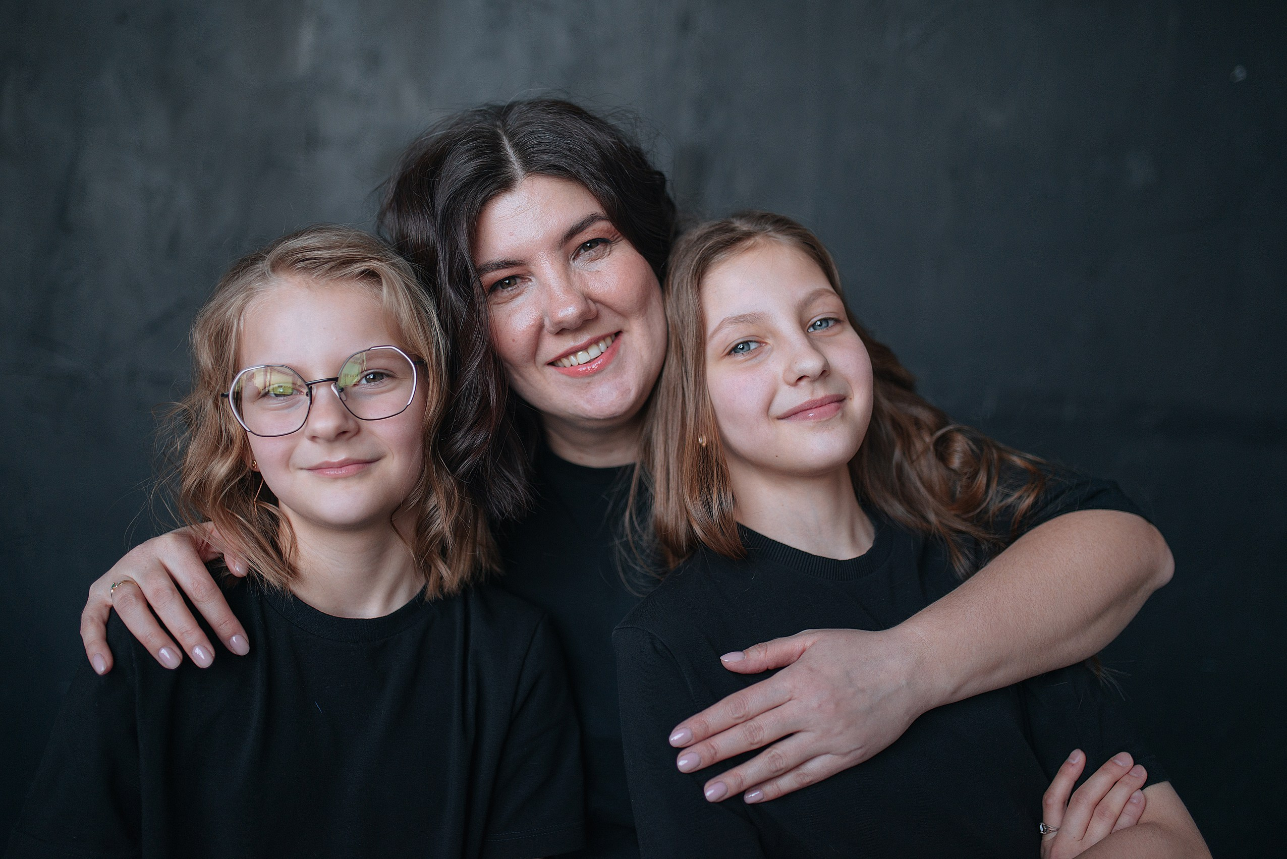 Фотосессия мама с дочками в стиле минимализм. Семейный фотограф Дарья Едапина Новосибирск. Фотограф Дарья Едапина Новосибирск