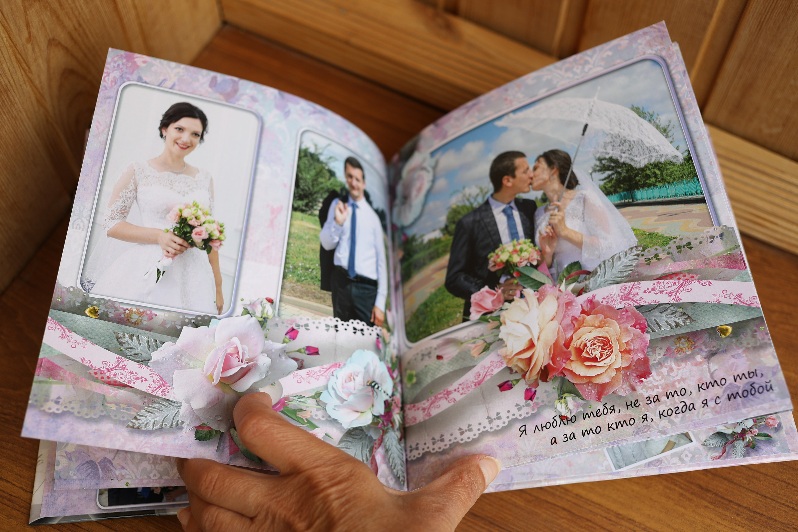 medlori fotobook Фотокниги в Липецке. Свадебная фотокнига «WEDDING DAY» Фотокнига постраничная (от 20 до 40 страниц), цена зависит от количества разворотов. Варианты фотокниг, созданные мной от фотосъёмки до дизайна. Цена: от 7500 руб за 10 разворотов. Обложка жёсткая, листы 350 мг. Фотограф Медведева Лариса.