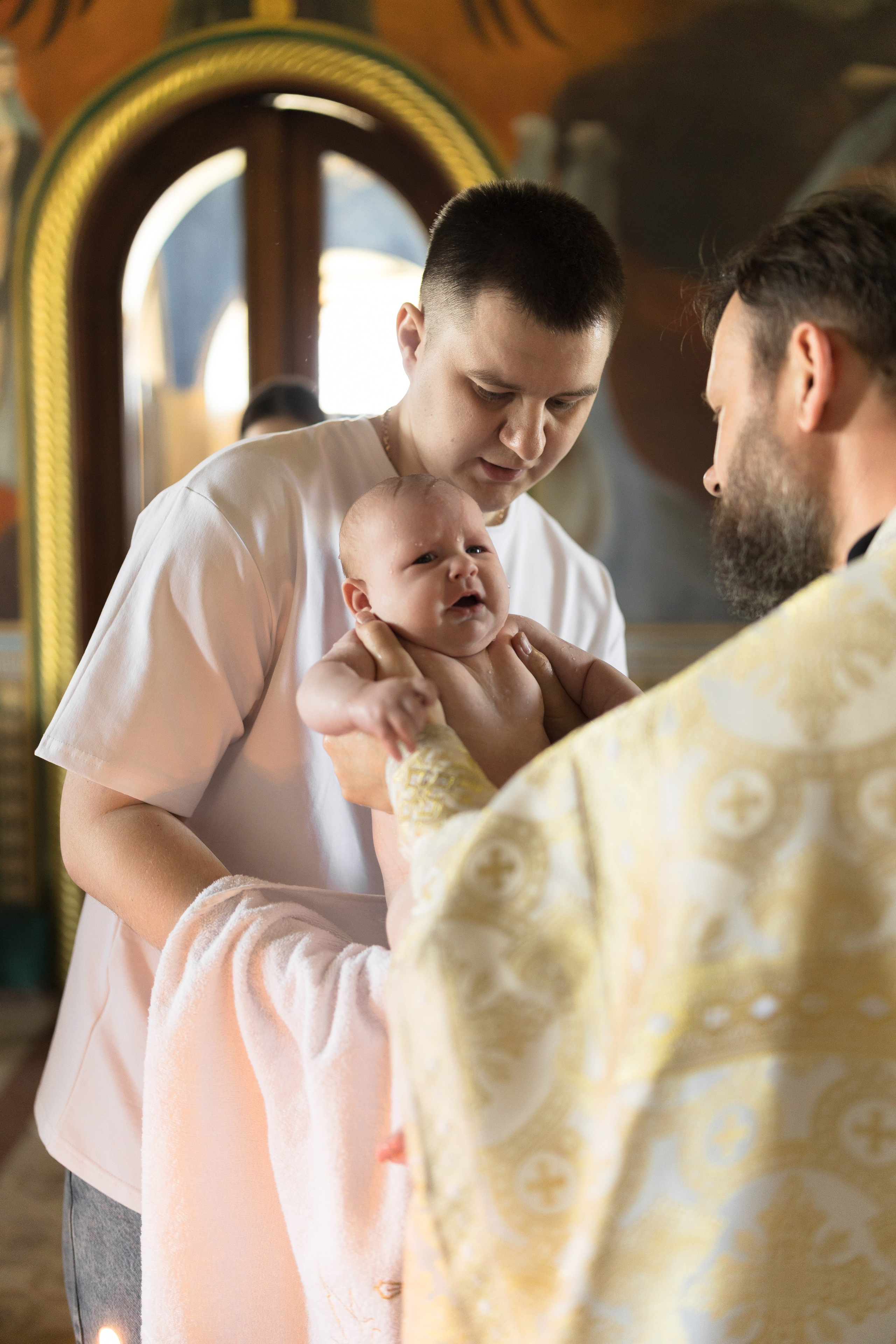 Крещение Егора в Николаевской церкви. Анастасия Безуглова- свадебный фотограф в Таганроге