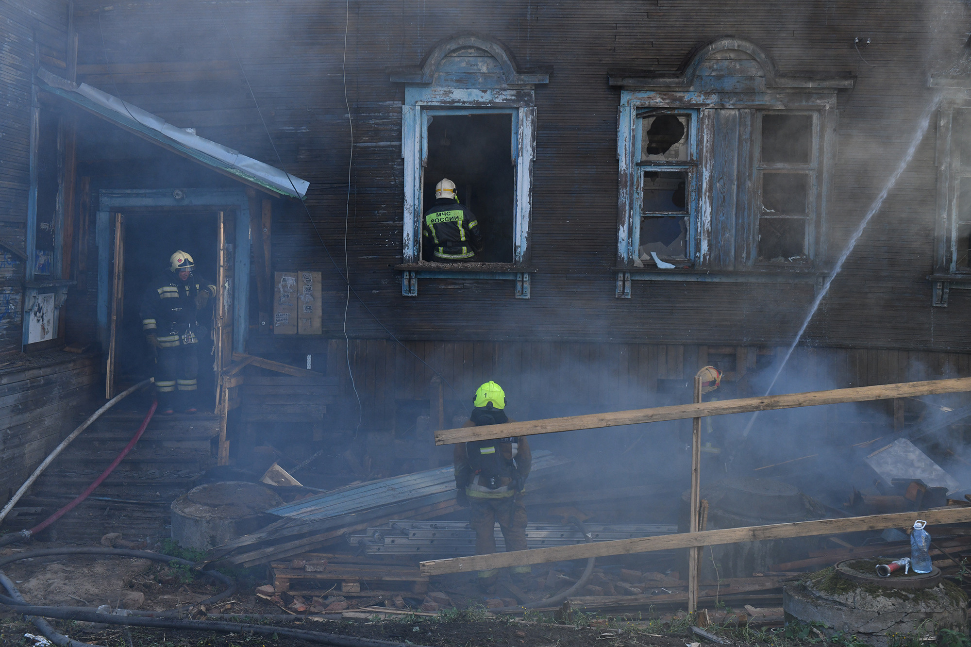 Firefighters extinguish a burning historic building. Arkhangelsk, May 22, 2023.