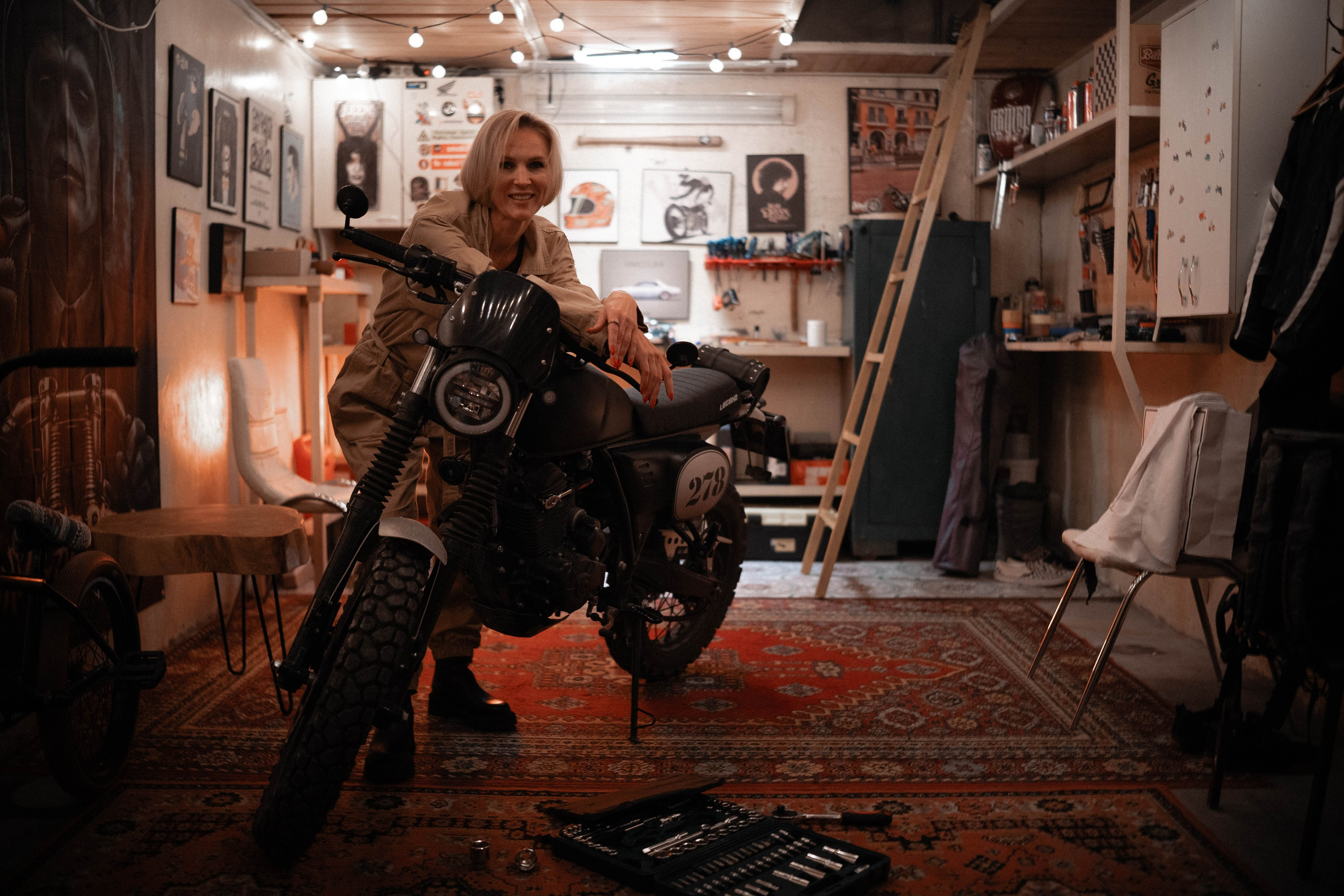 фотосессия девушки с мотоциклом в гараже