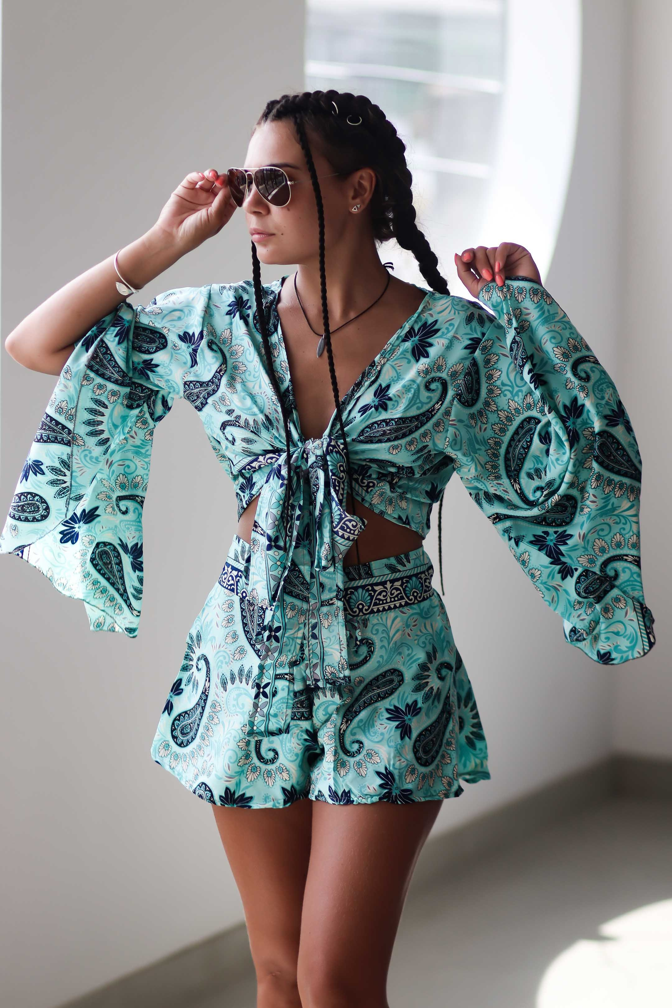 Коллекция купальников бикини. Фотограф на Шри-Ланке