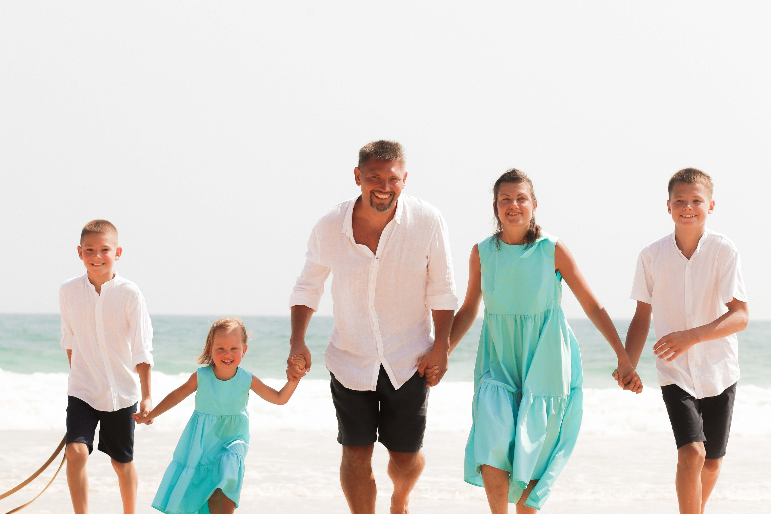 «Семья в голубом на фоне бескрайнего пляжа Хабарадува — смех и солёные брызги»