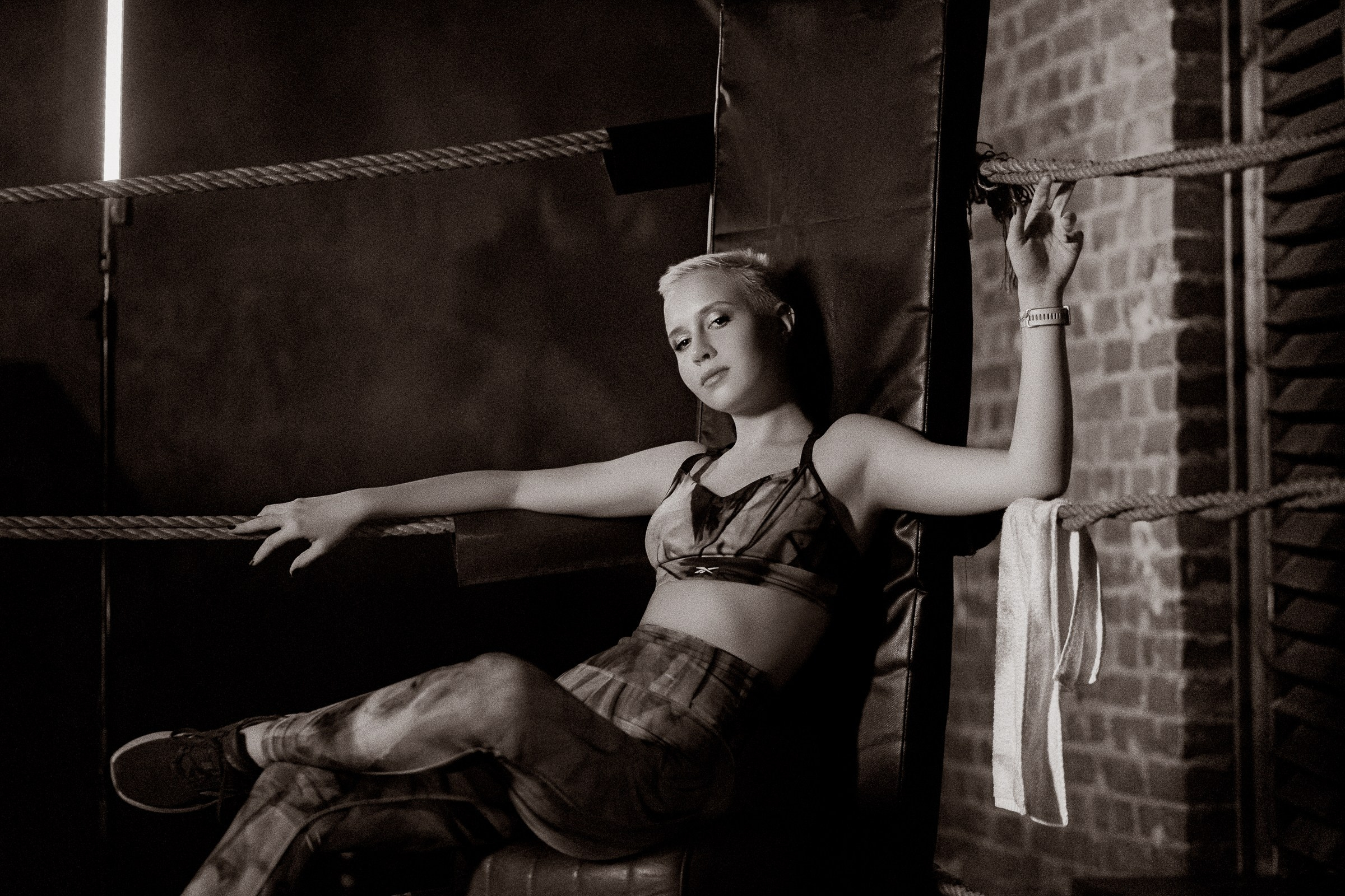 Портрет спотсменки в черно-белом стиле