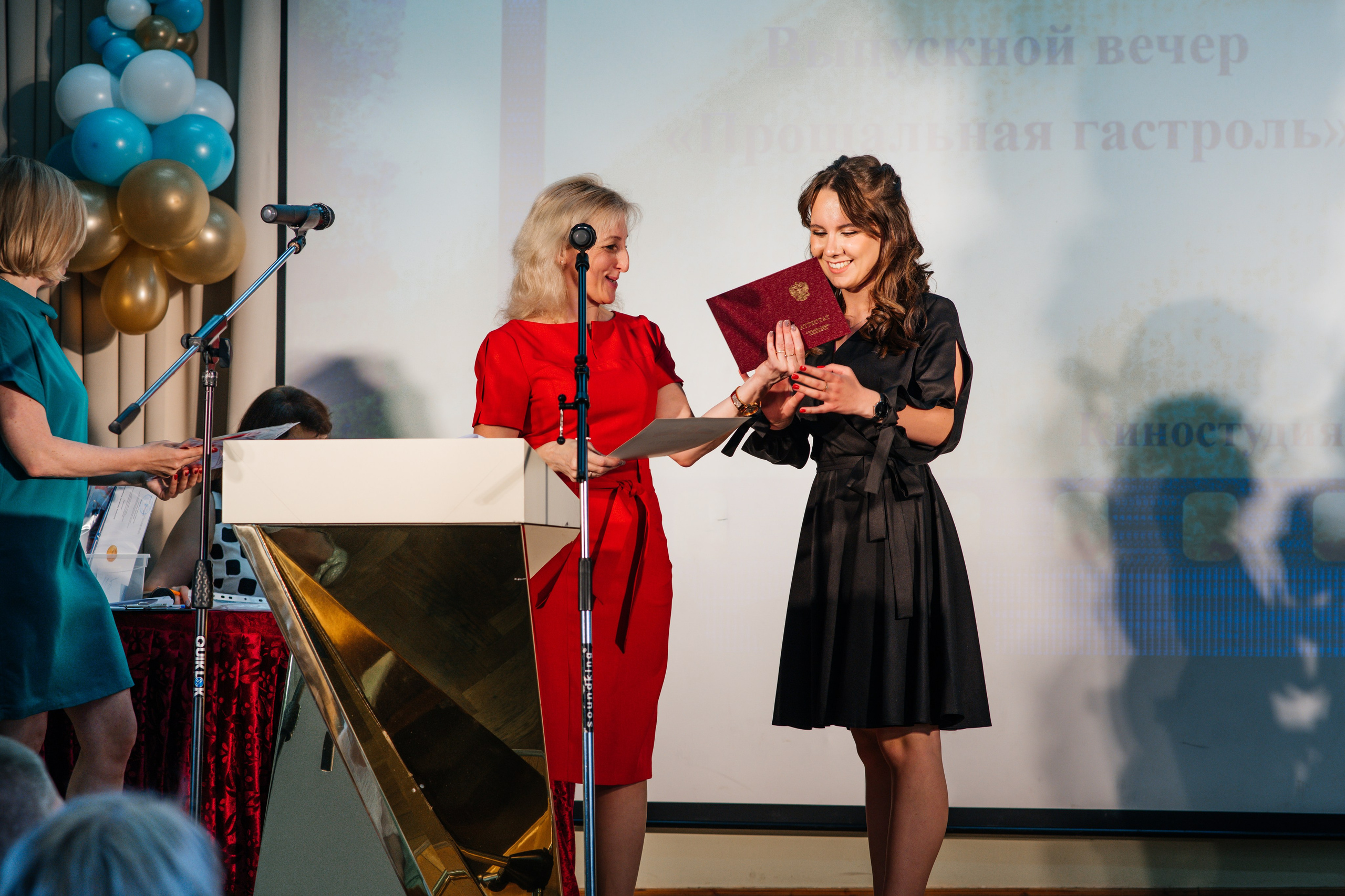 Вручение аттестатов. Выпускные альбомы в Подольске Москве и МО