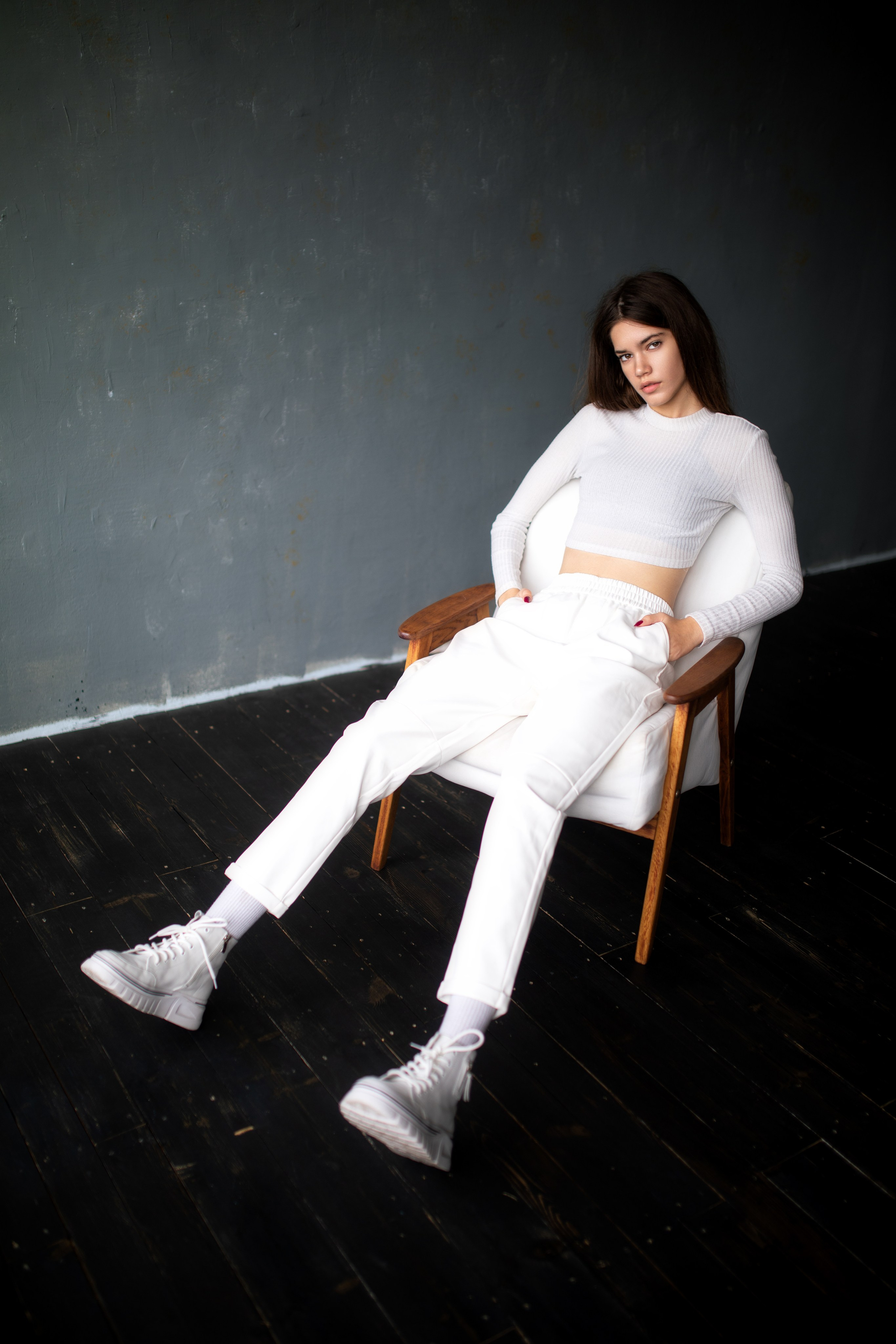 Съемка с Анастасией в студии с минимальным интерьером