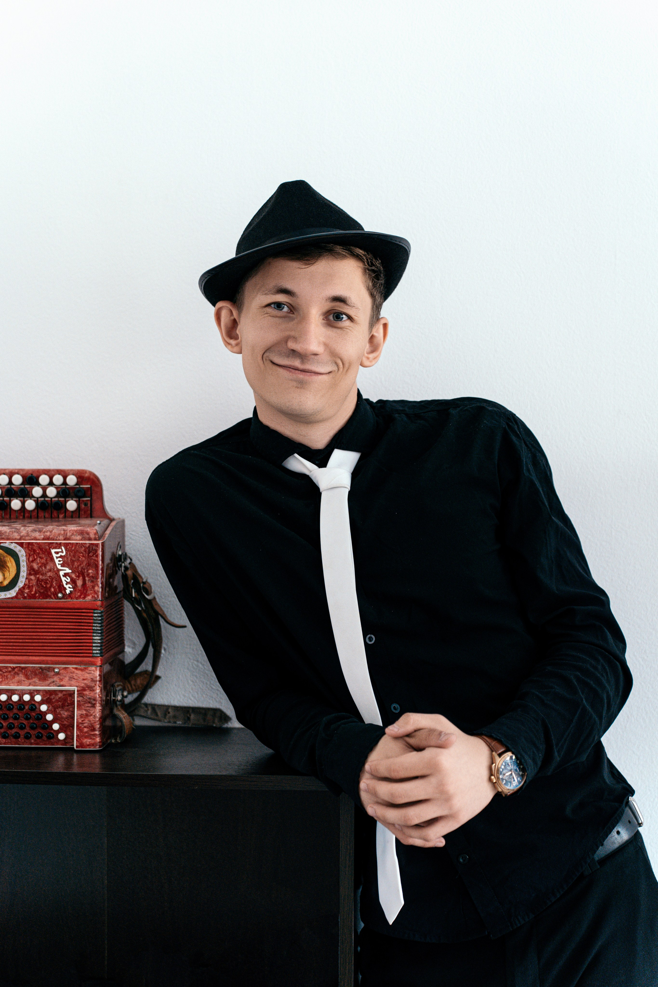 Hi Music. Я занимаюсь событийной, свадебной, товарной, студийной… фотографией