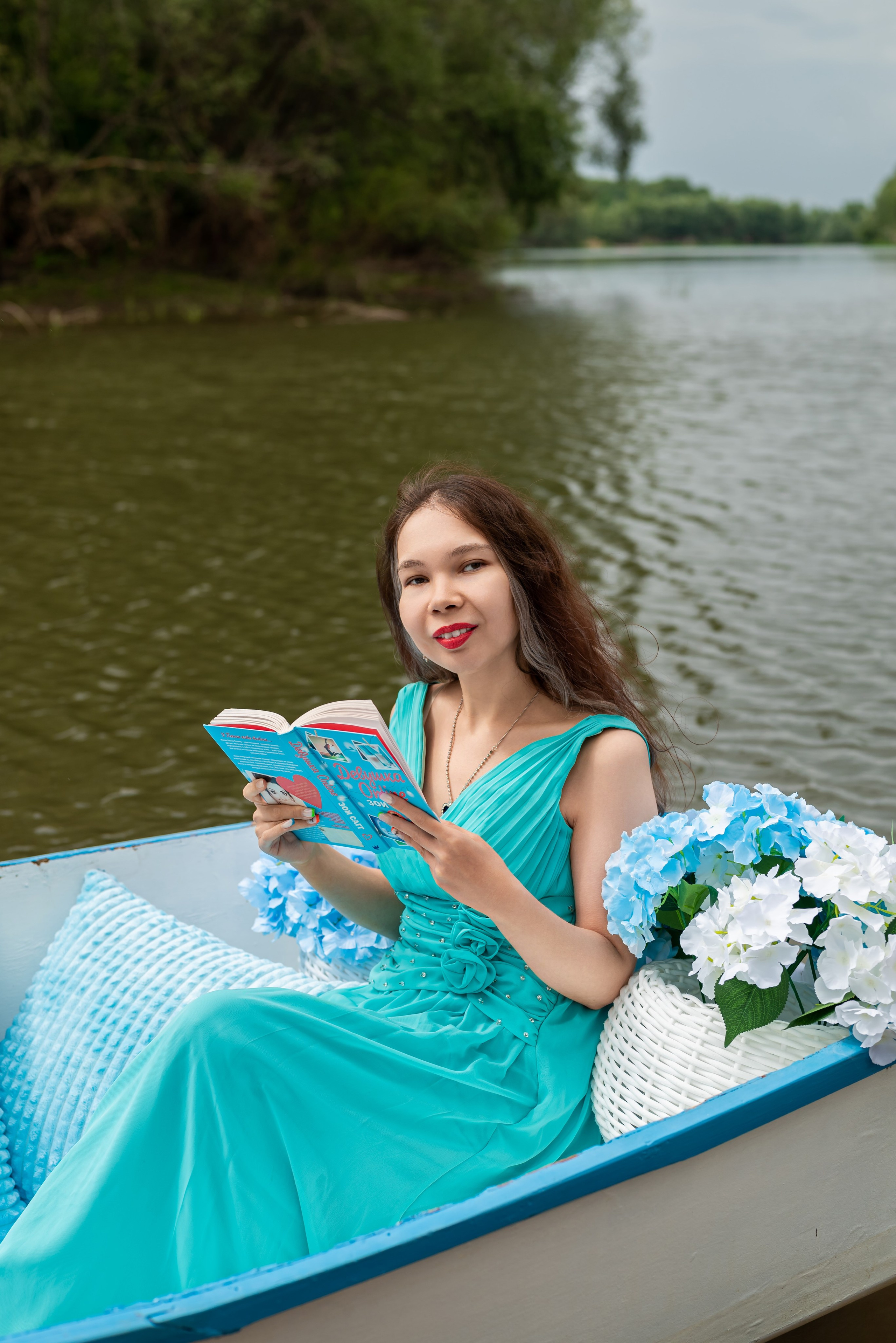 Фотопроект на лодке с голубыми гортензиями. Фотограф в городе Салават