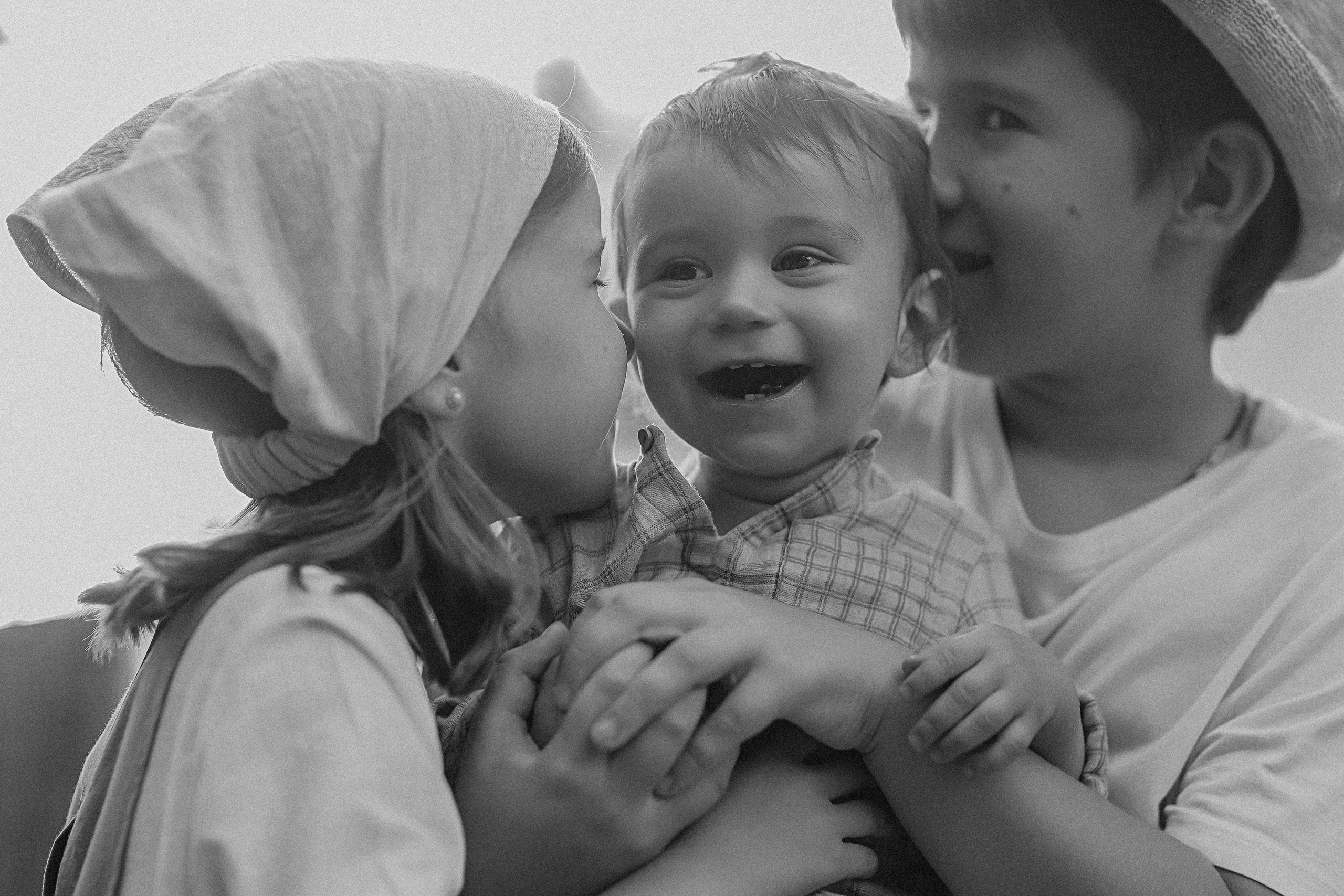 Стирка у дома. Семейный фотограф Тюмень, фотограф на роды Салмина Мария