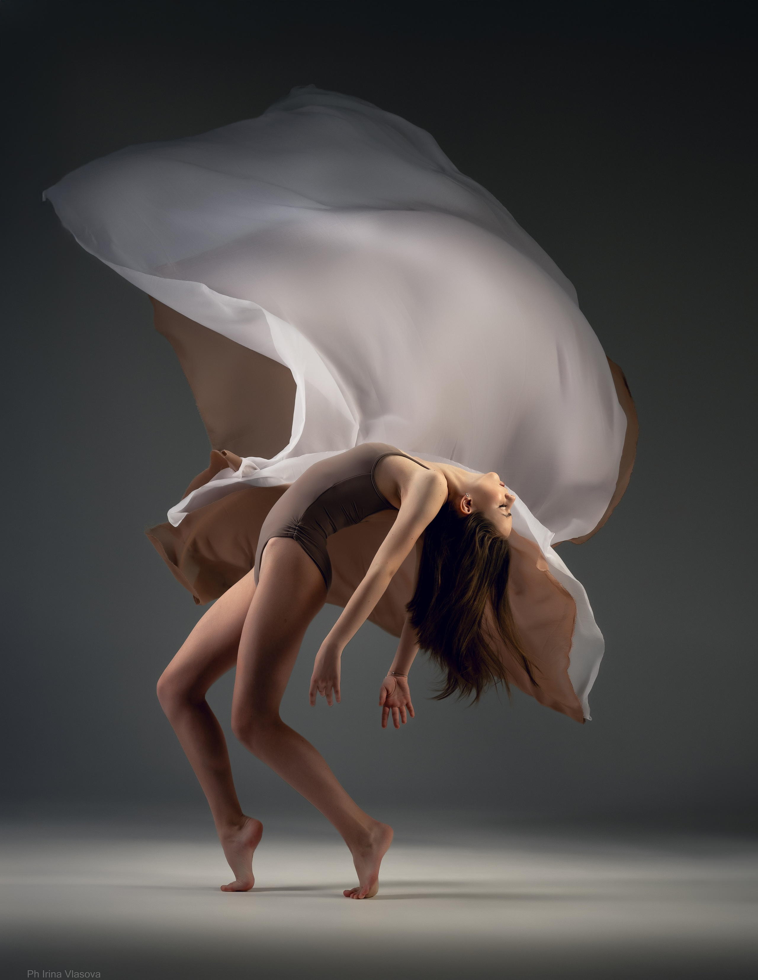 шикарная фотосесия для гимнастки с летящими тканями спб