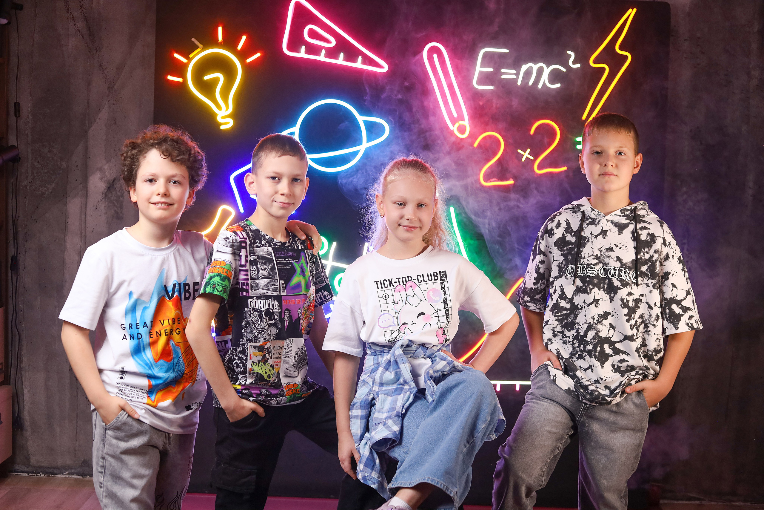 Выпускной альбом "Неон". Выпускные альбомы в Тюмени для школ, садов, вузов спортивных секций