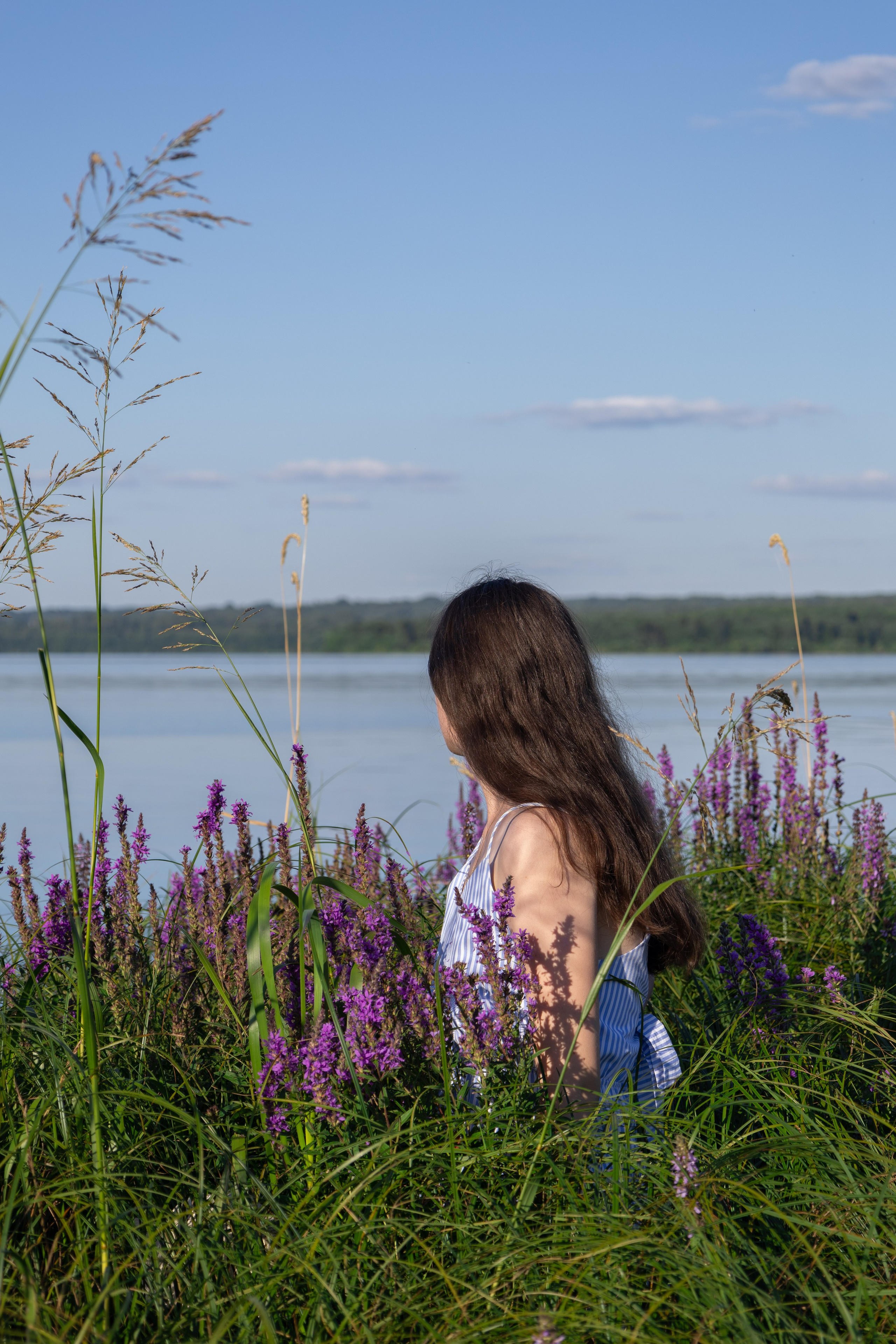 Девушка у озера