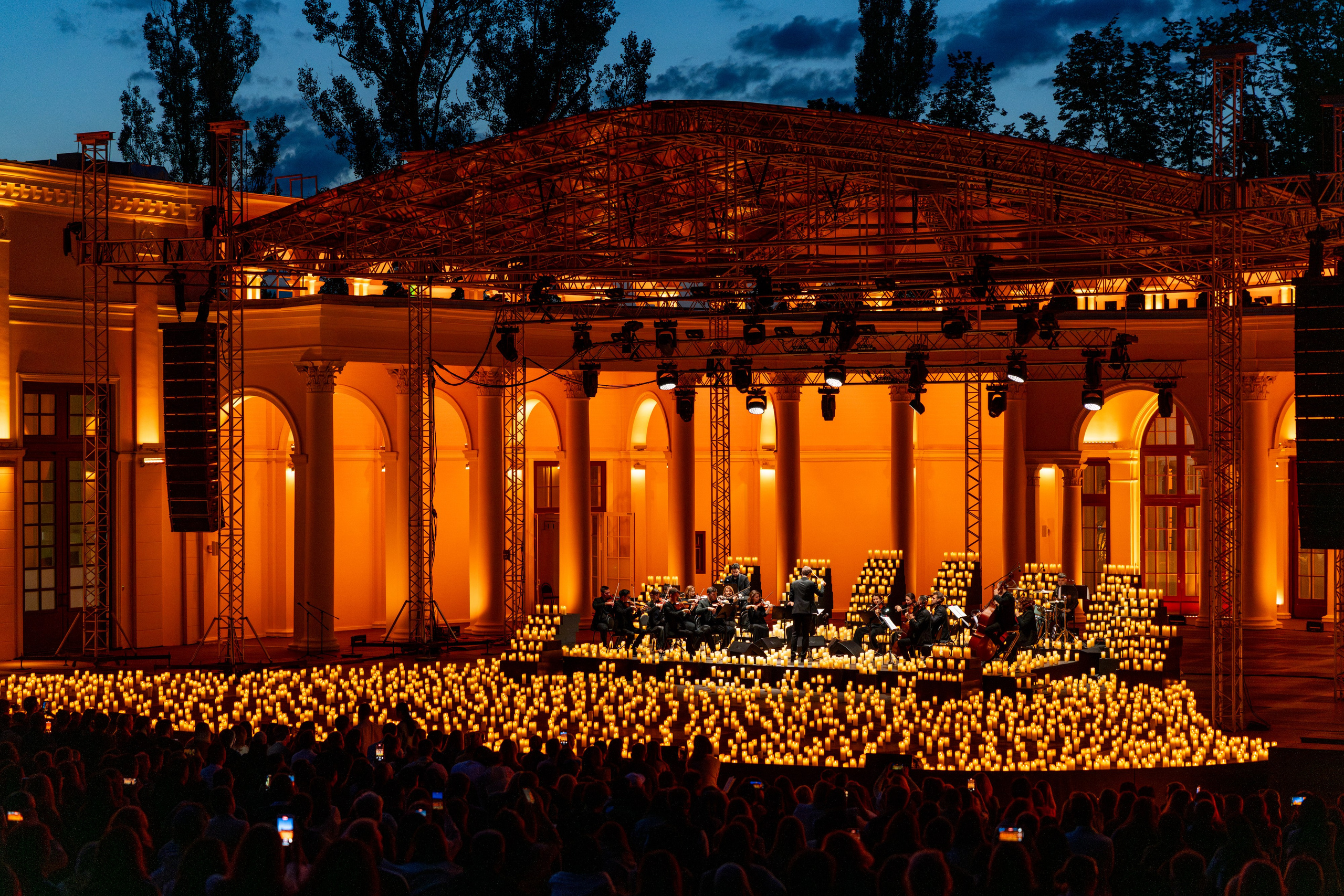 Симфонический оркестр Lumisfera при свечах. Фотограф Никита Комаров