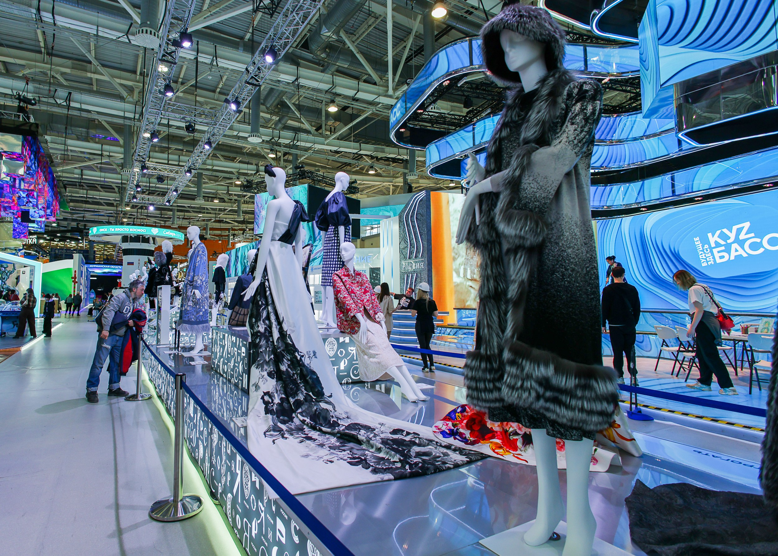 Выставка «Россия». Репортажный, архитектурный, театральный и файн-арт фотограф Лена Мельникова в Москве