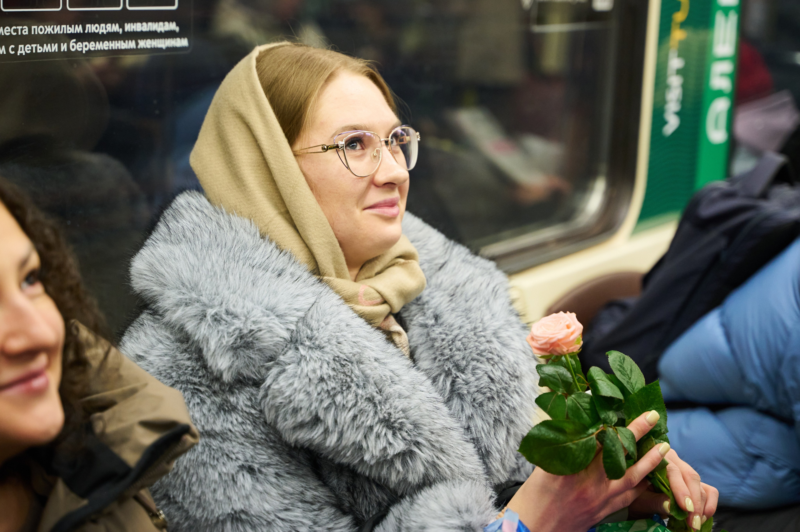 Раздача цветов в метро. Белова Полина — фотограф в Туле