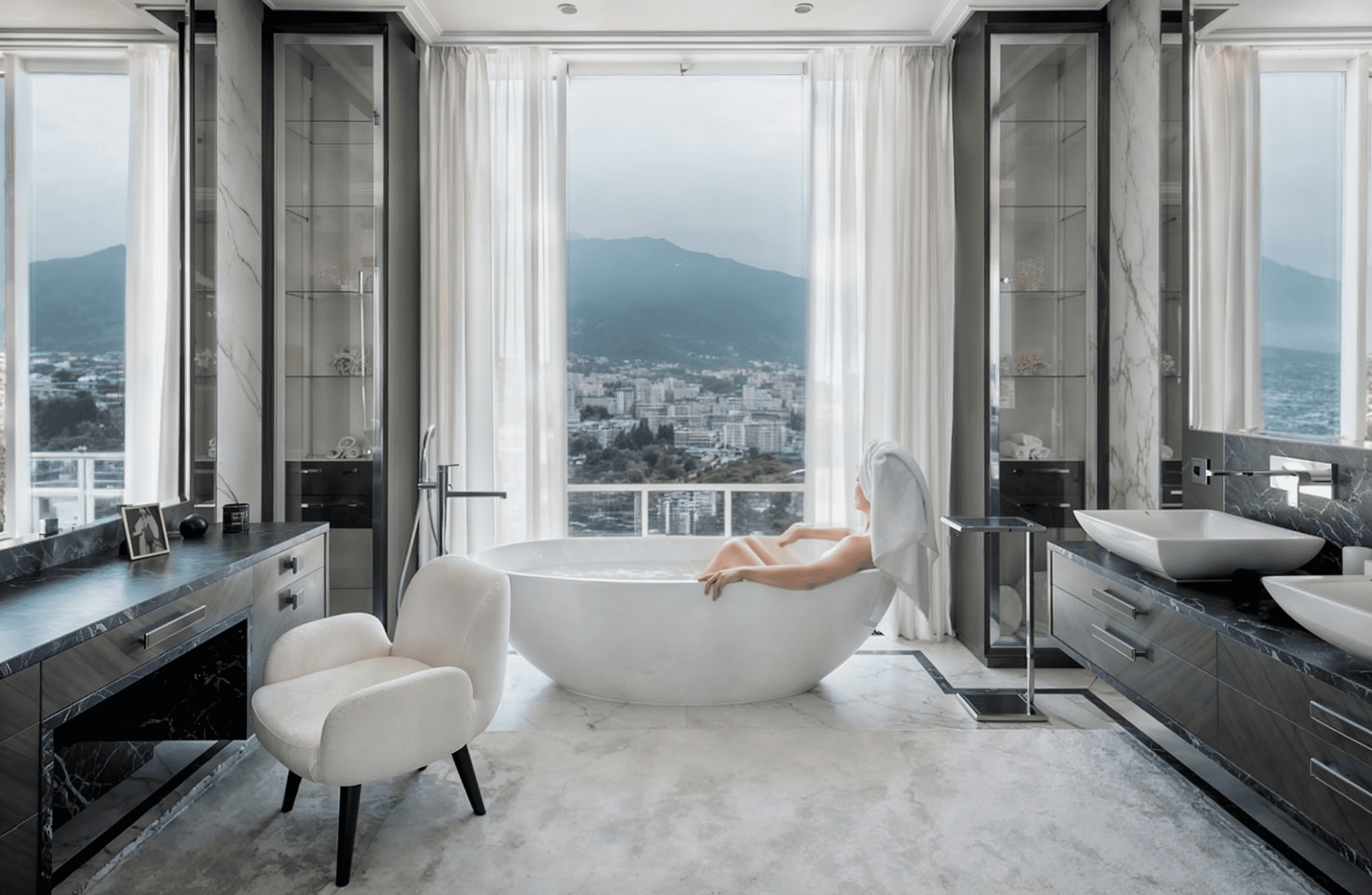 Ванная комната с панорамным видом и отдельно стоящей круглой ванной — дизайн Валерии Котович