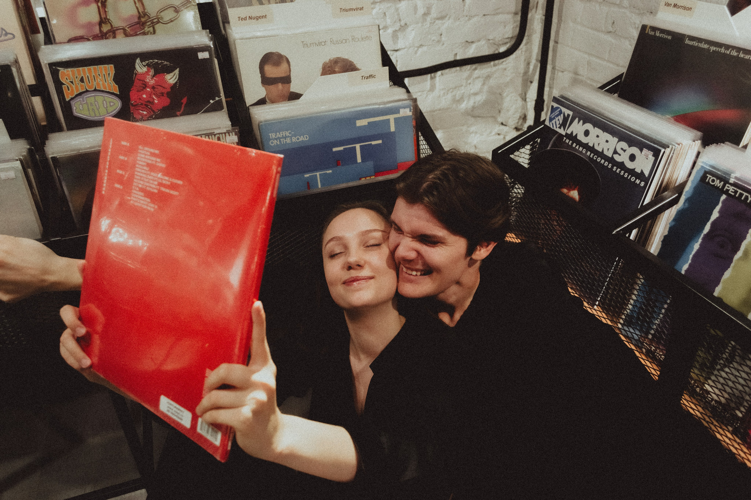 Парная ретро фотосессия в магазине с виниловыми пластинками