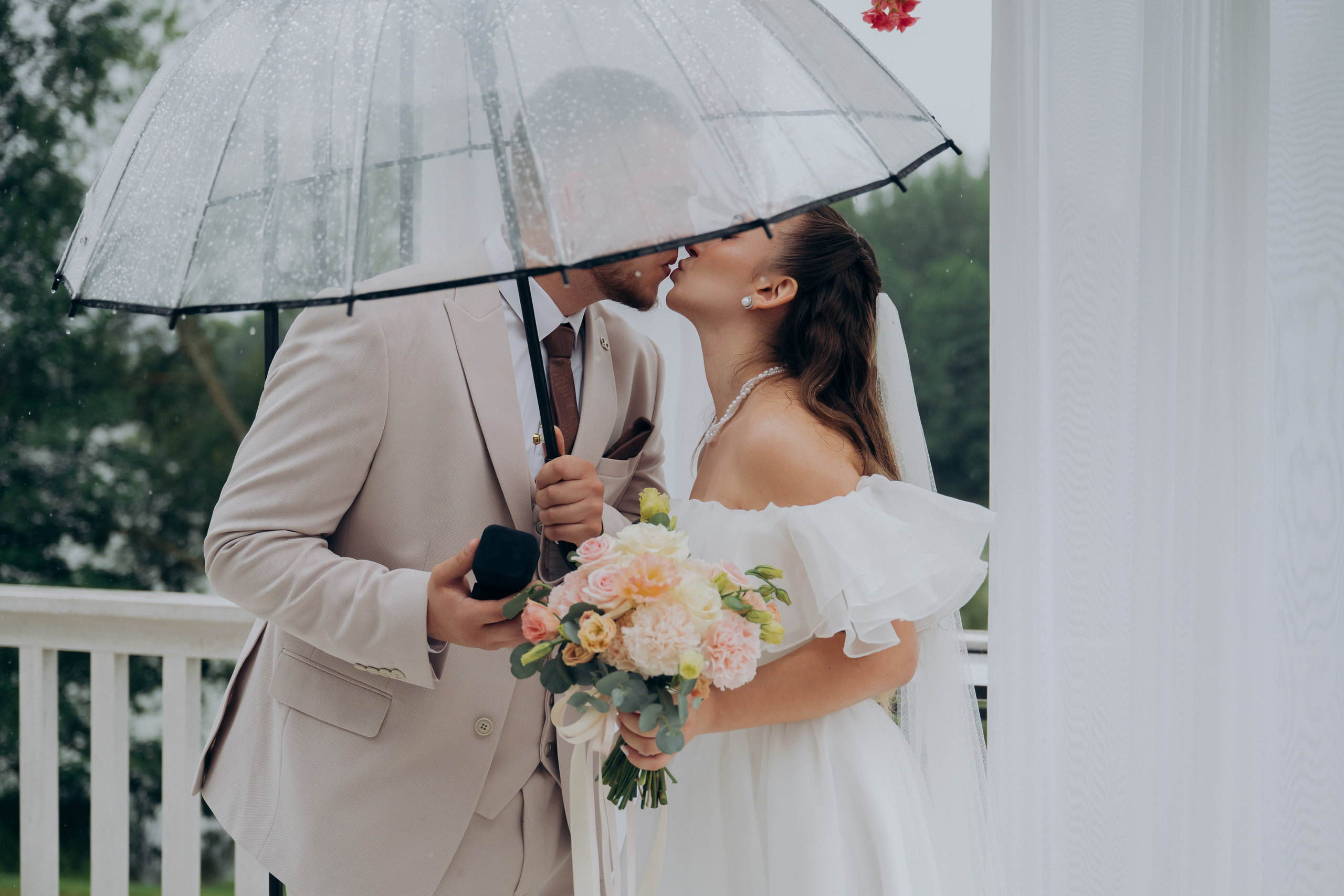 Дождь, Гребнево, любовь. Свадебный и семейный фотограф Виктория Носачёва. Щелково, Москва и МО