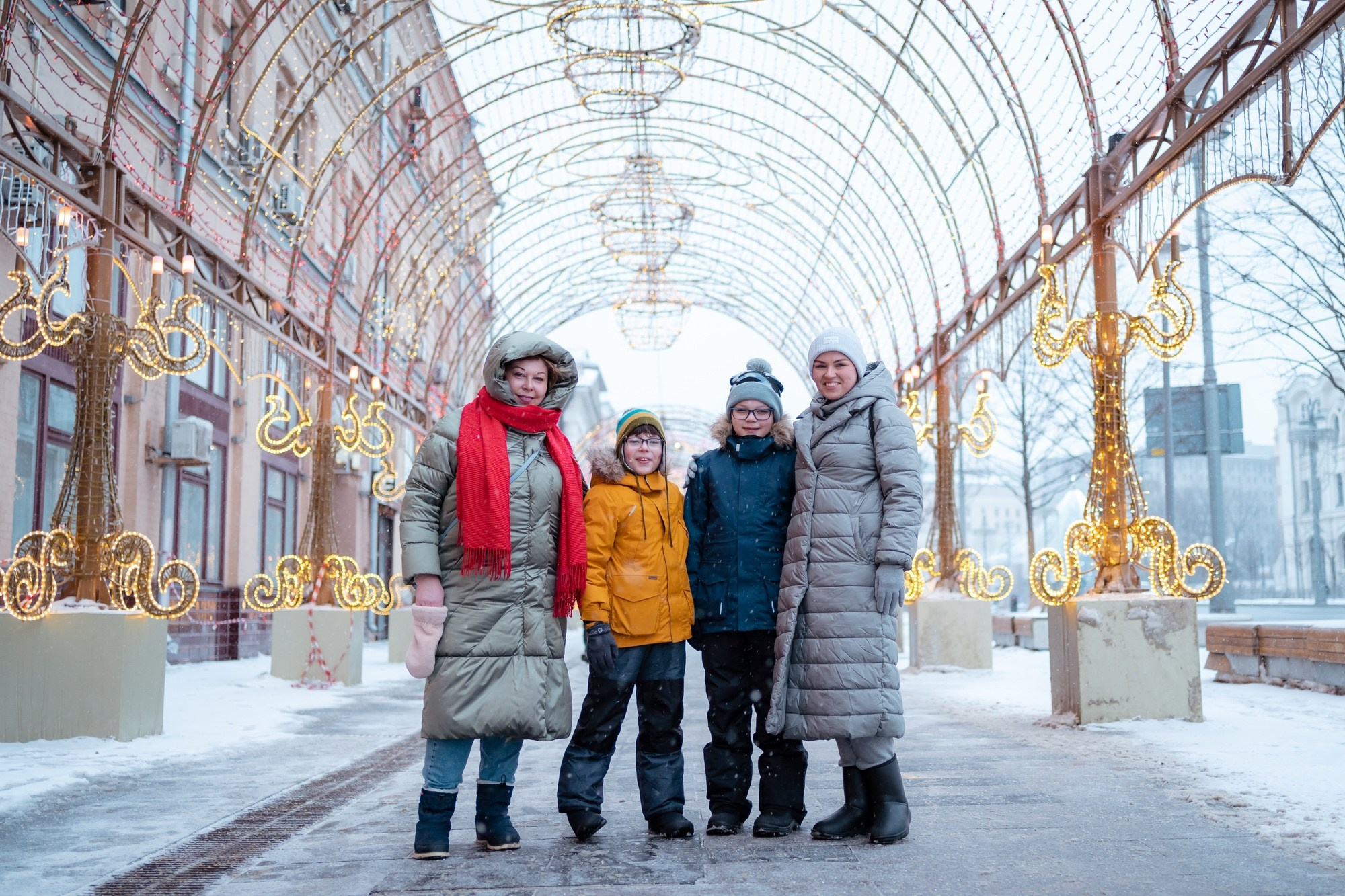 Юля с семьей в центре. Семейный фотограф Варвара Сорока в городе Москве