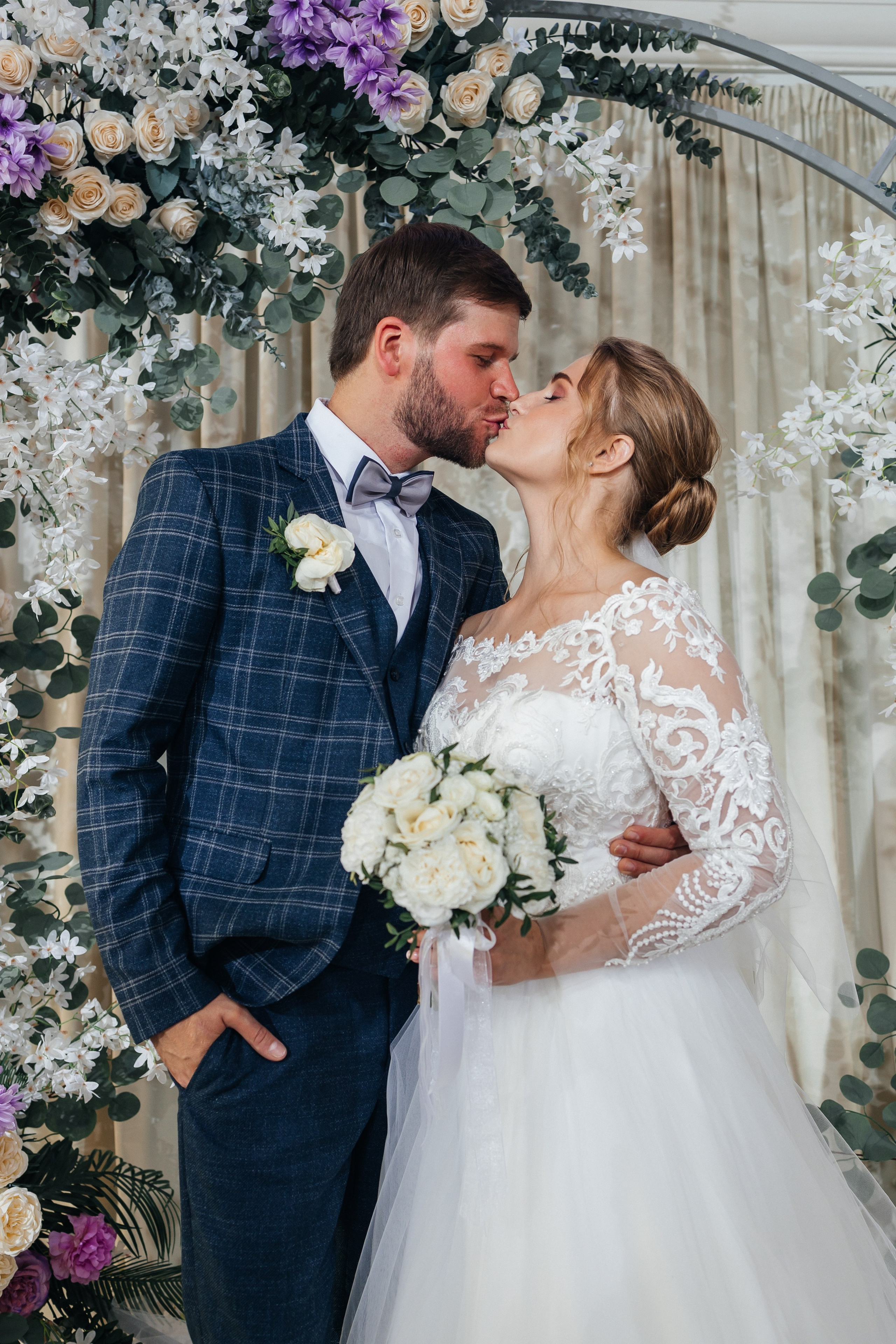 Трогательная выездная церемония в уютном ресторане. Олег Сверчков | Свадебный фотограф Вологда