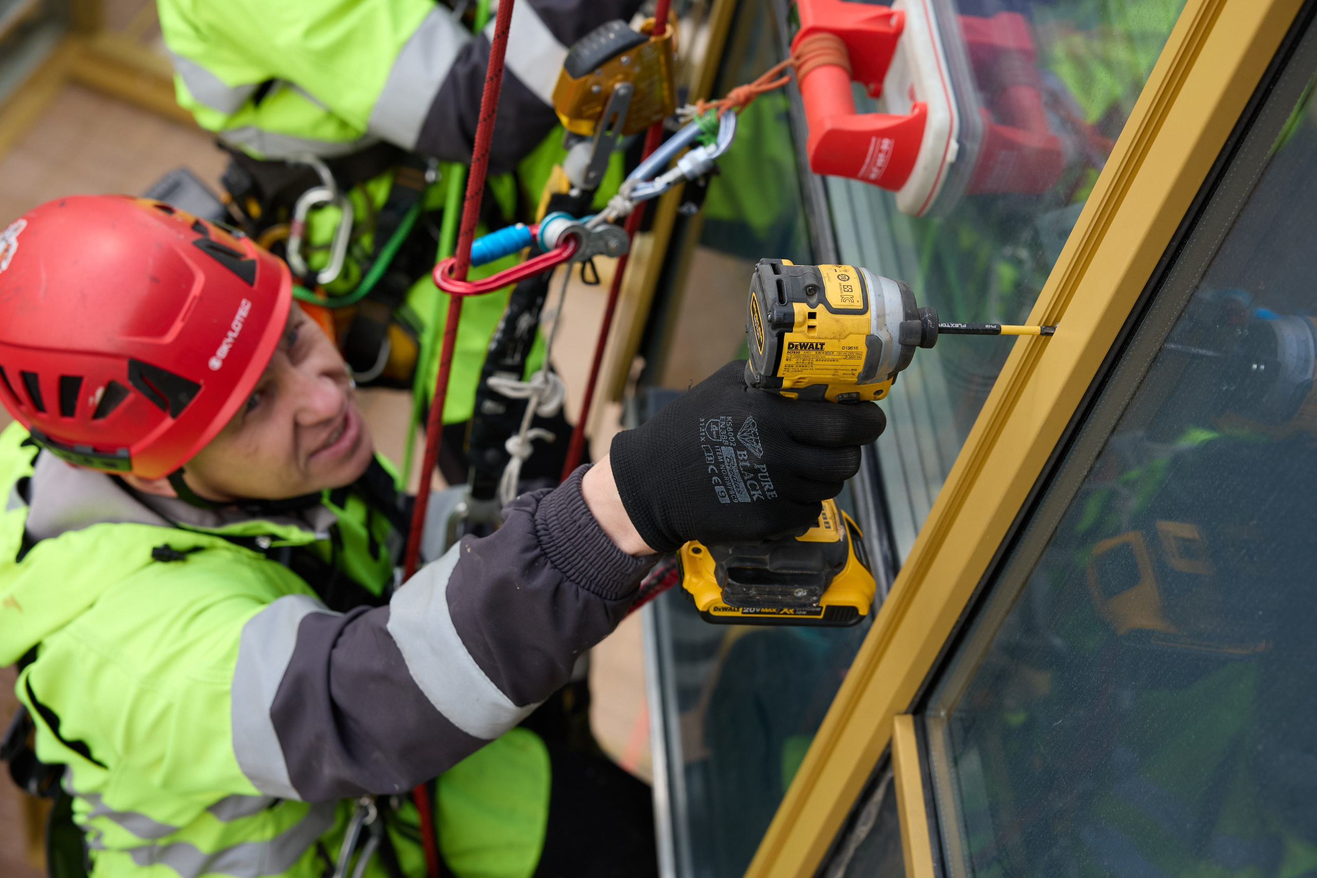 Команда промышленных альпинистов за работой. Андрей Дунин | Предметная, портретная и интерьерная съёмка
