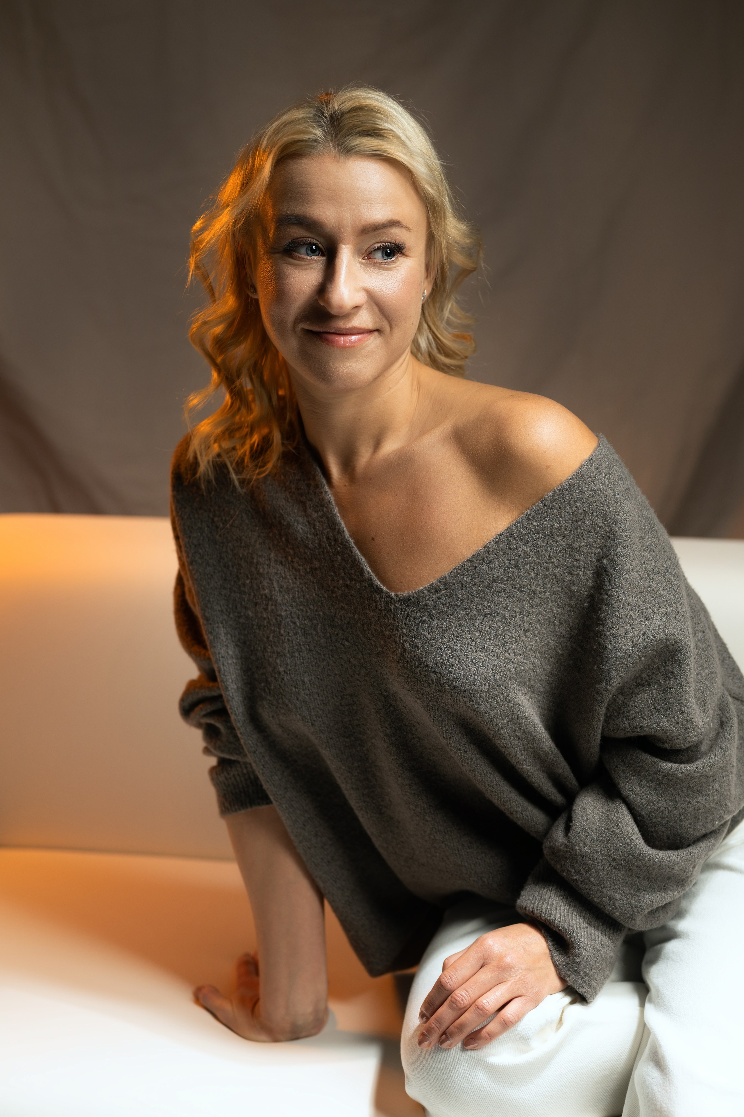 Фотосессия девушки на диване с чашкой кофе