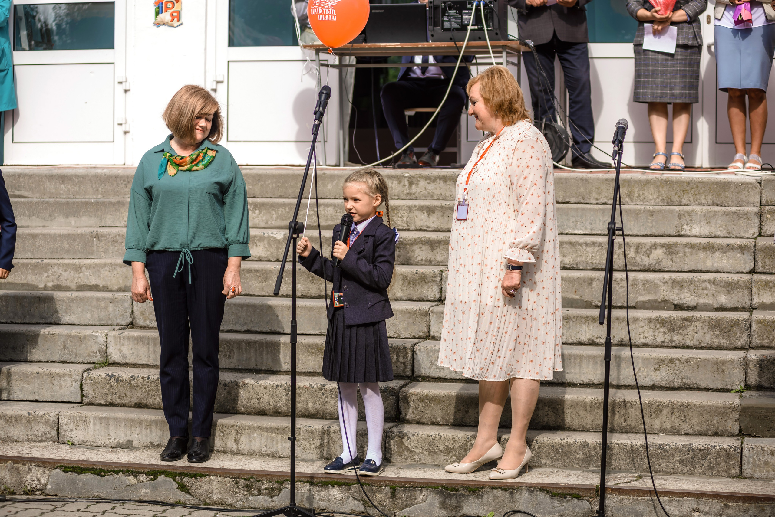 Линейка 11-е классы 2023. Фотограф Галина Лисанова, г. Брянск