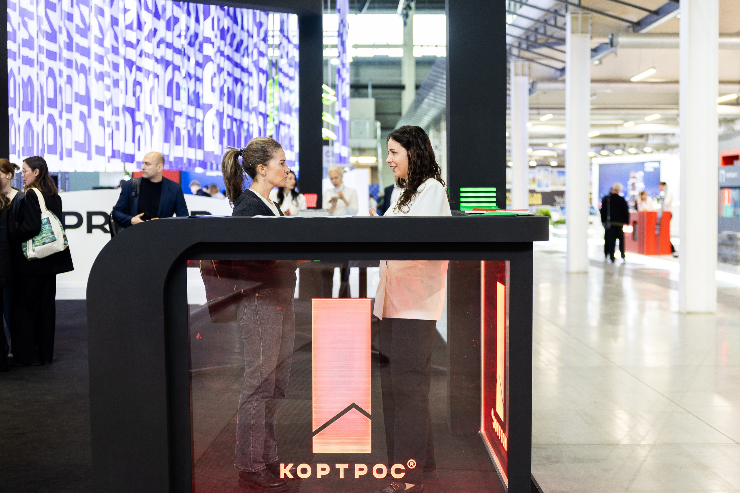 100+ (стенд «Кортрос»). Фотограф Родион Нарудинов