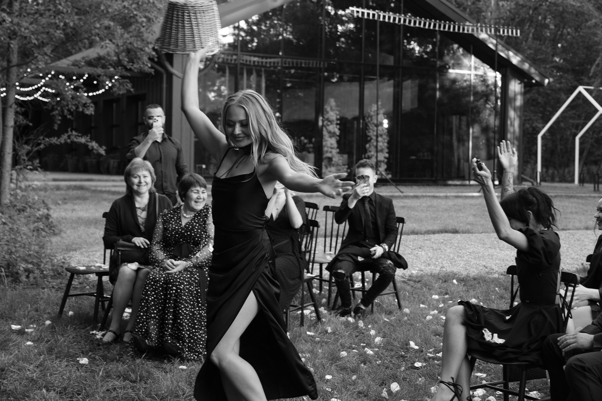 Черно-белая свадьба с вечерней церемонией под деревом. Свадебный фотограф Элли Федосеева