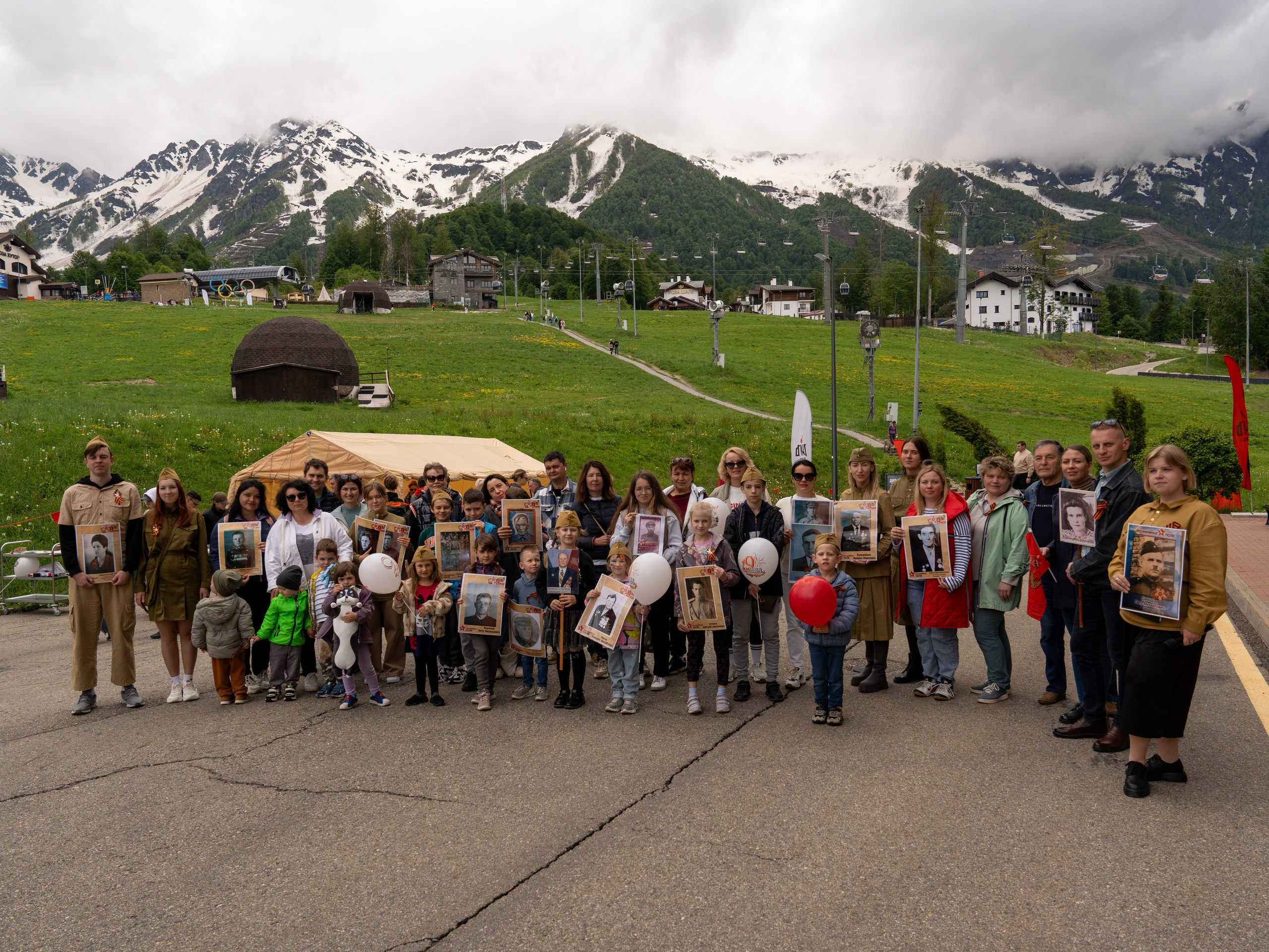 Шествие бессмертного полка 9 мая 2024 Rosa Springs. Репортажный фотограф в Красной Поляне и Сочи Павлюченко Екатерина