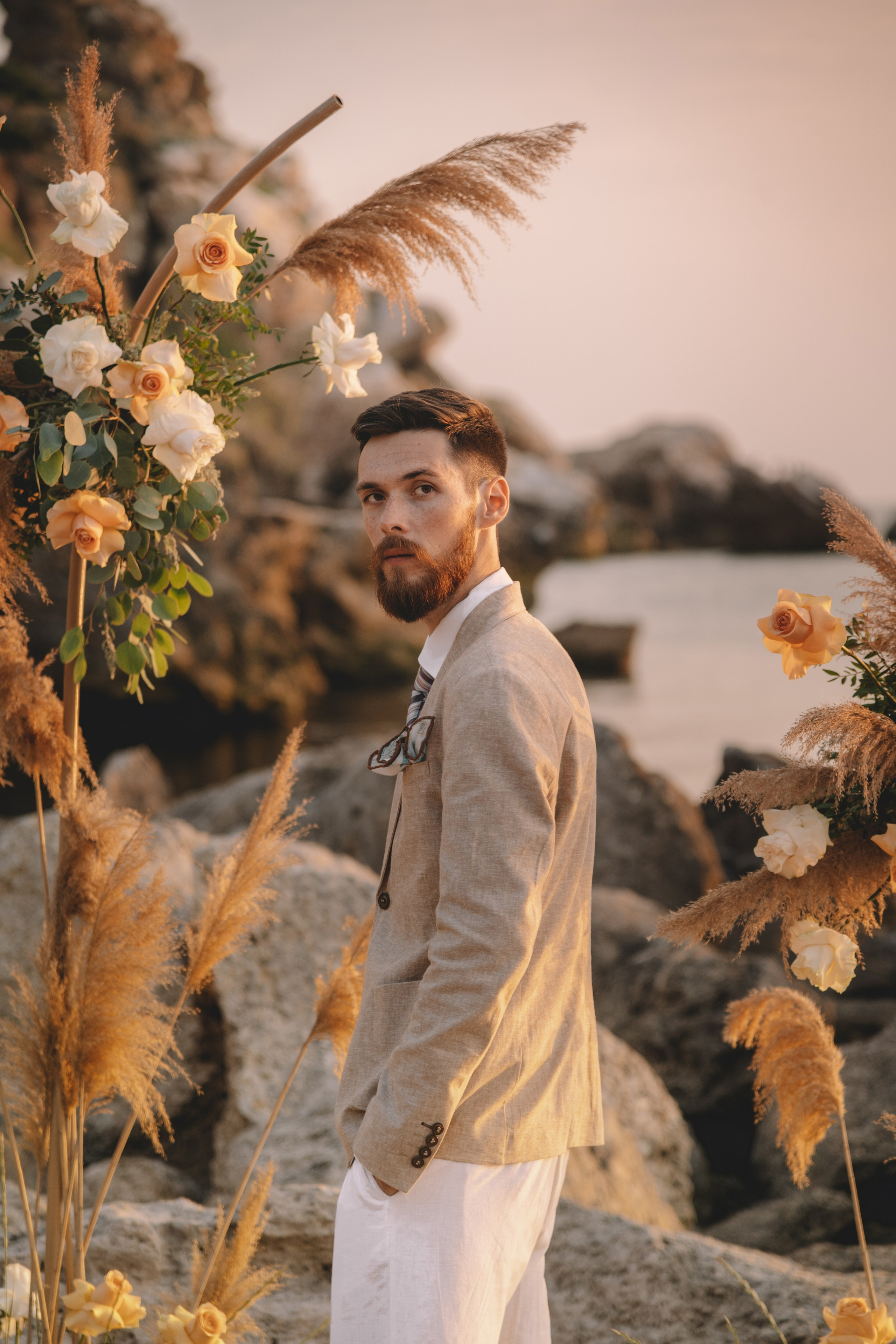 Свадебная фотосессия в Щелкино ,Бухта Космонавтов. Выездная церемония на берегу моря Крым. Свадебный и семейный фотограф и видеограф, Крым, Москва, Санкт -Петербург