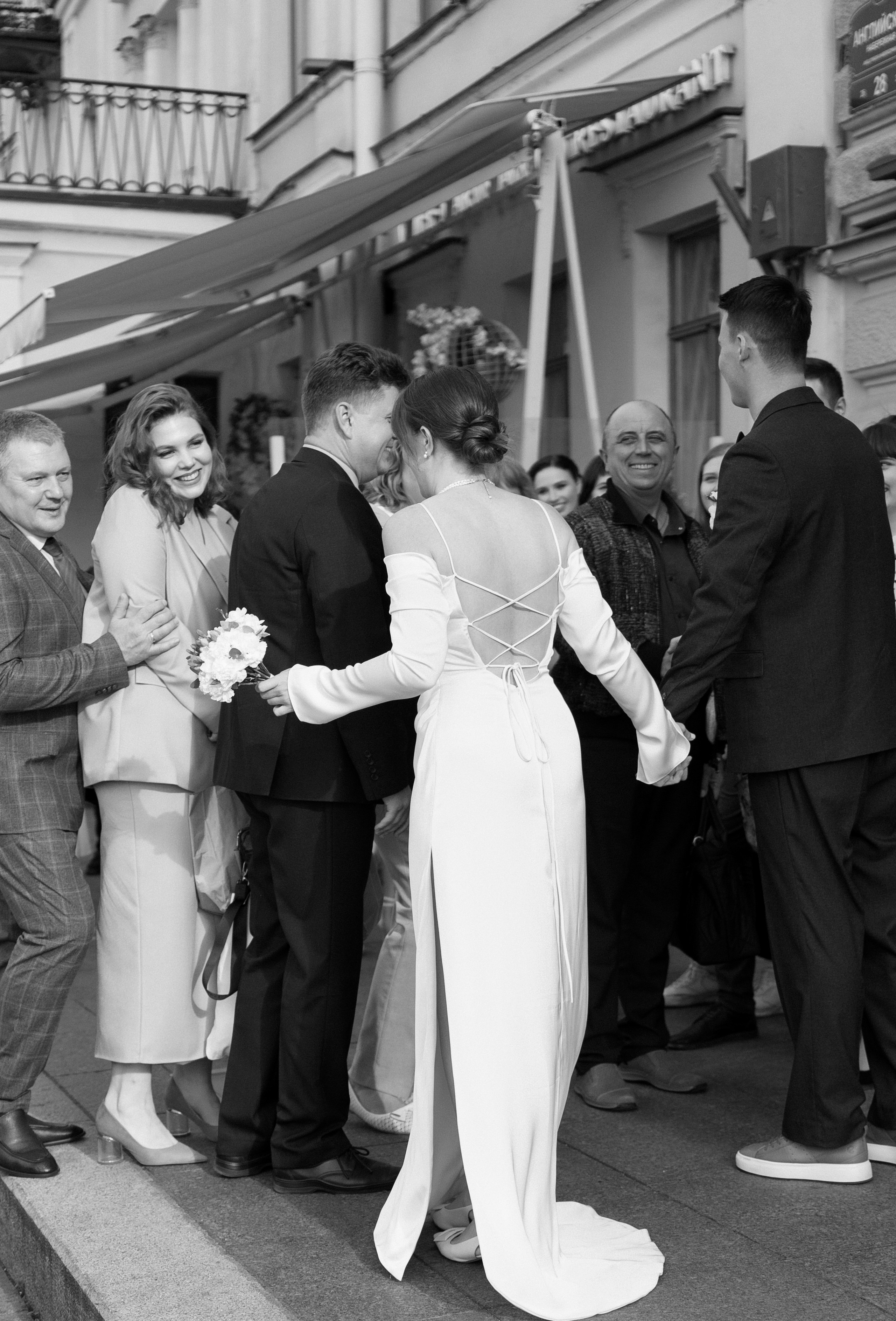 Лёня и Юля. Питер. От утра в отеле до вечеринки в ресторане на заливе. Цифра и плёнка. Свадебный фотограф Катерина Чулкова