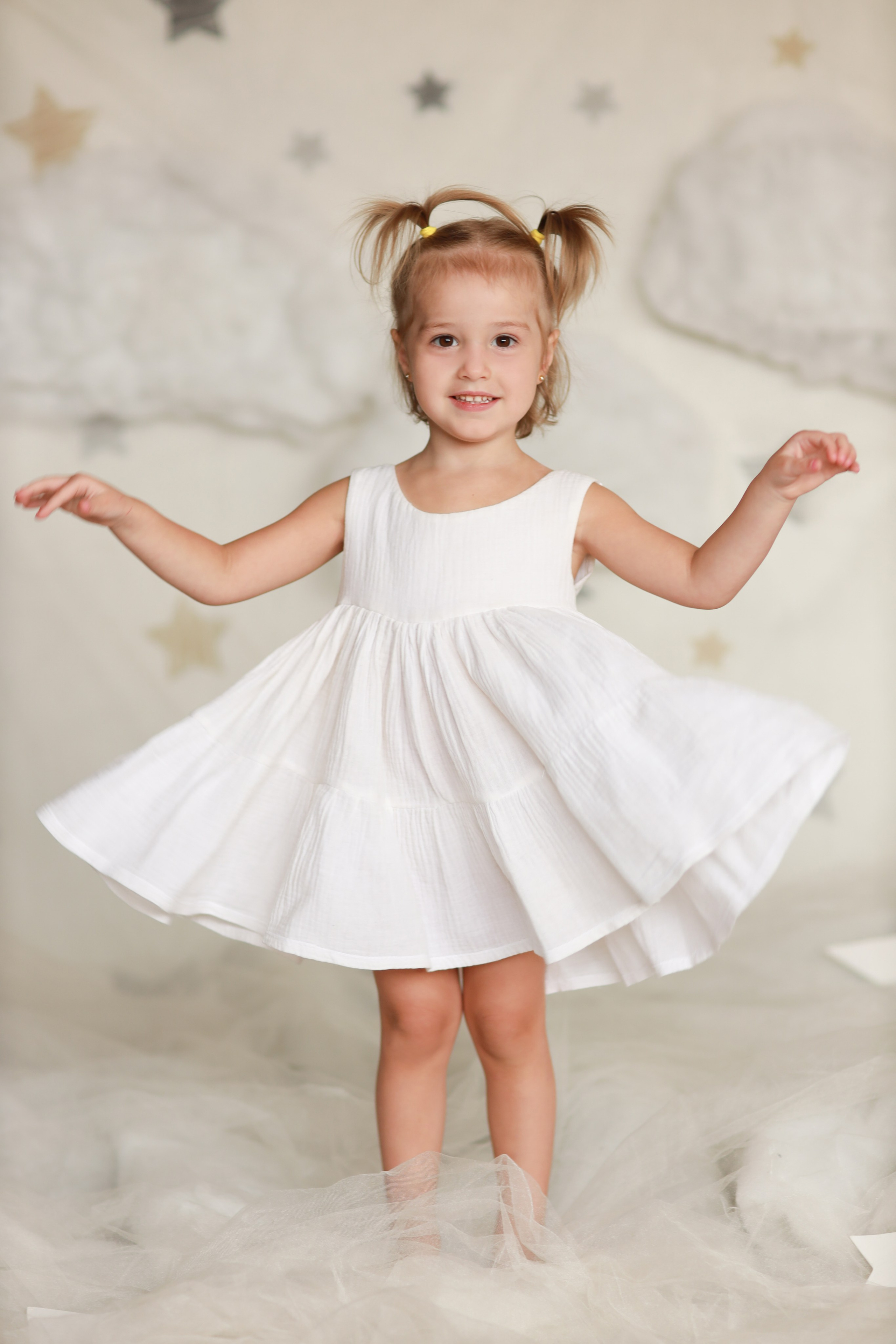 Общее фото в детском саду с выездным реквизитом в Тюмени. Выпускные альбомы в Тюмени для школ, садов, вузов спортивных секций