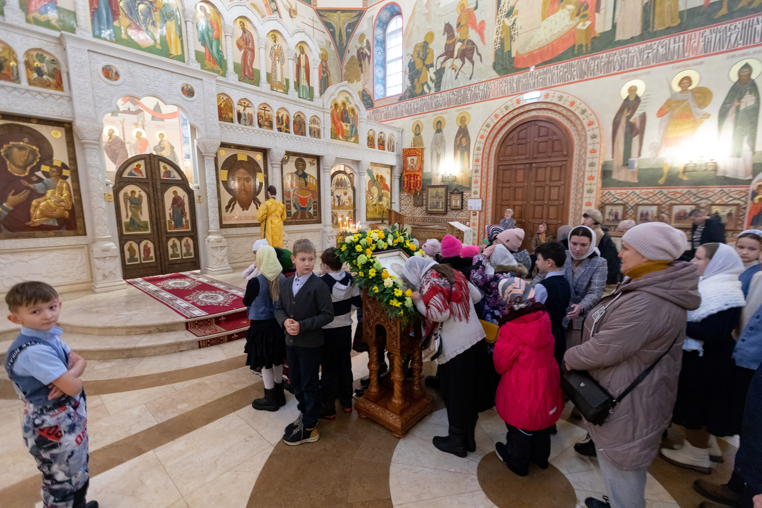 Праздничное богослужение Святителю Николаю 19 декабря. Интерьерный фотограф в Москве Роман Потапов