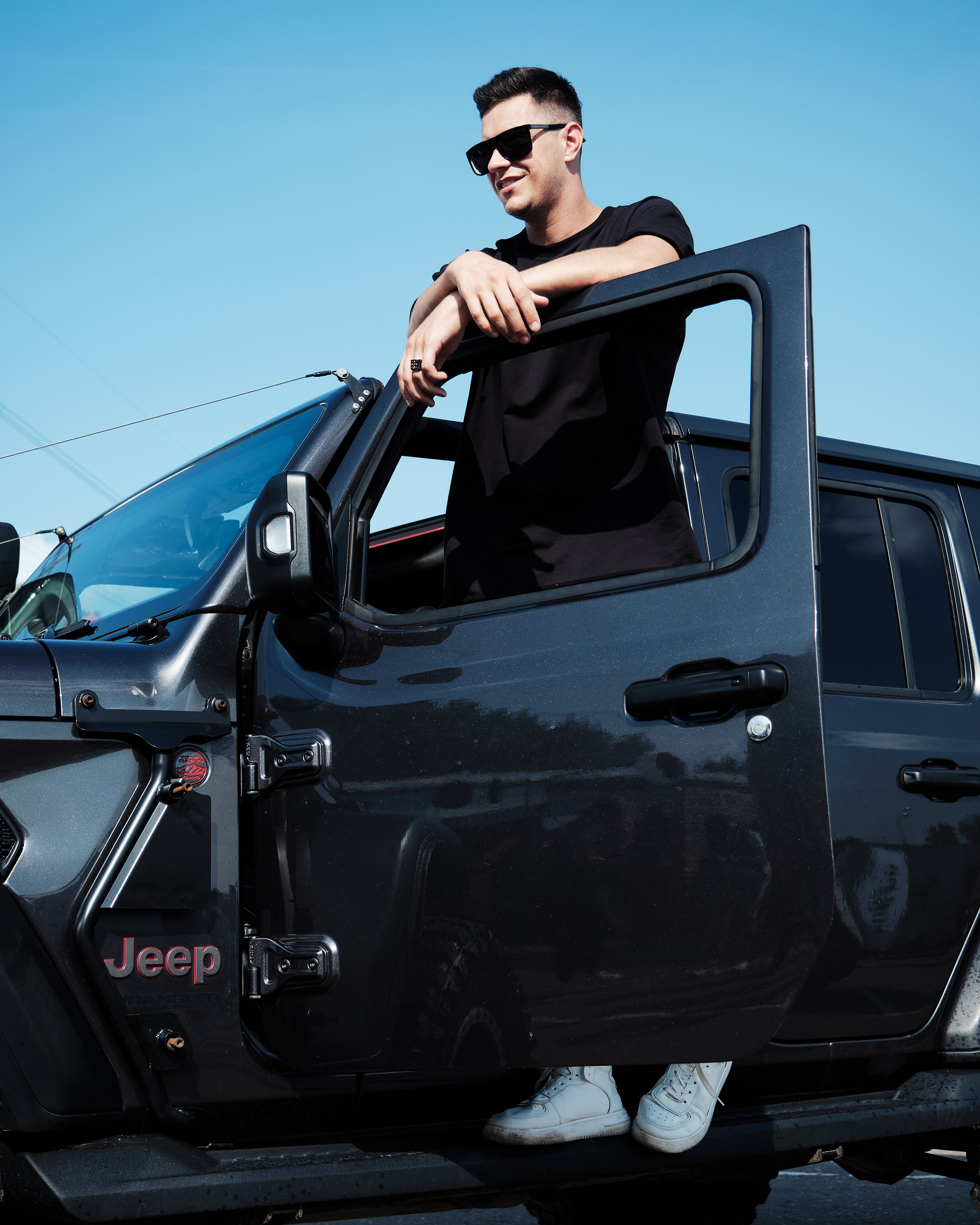 мужская фотосессия с автомобилем в аренду в Москве фотограф Виктория Колышева