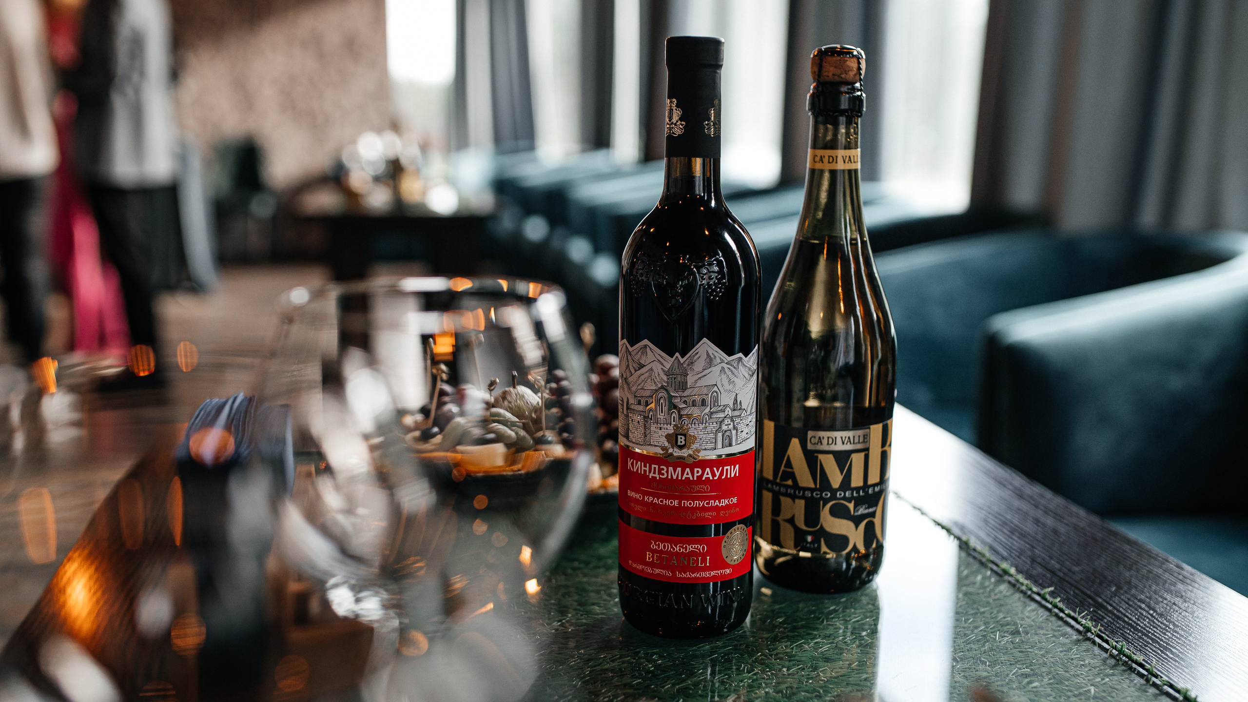 Презентация картины Карима в Париже. Фотограф Нижний Новгород