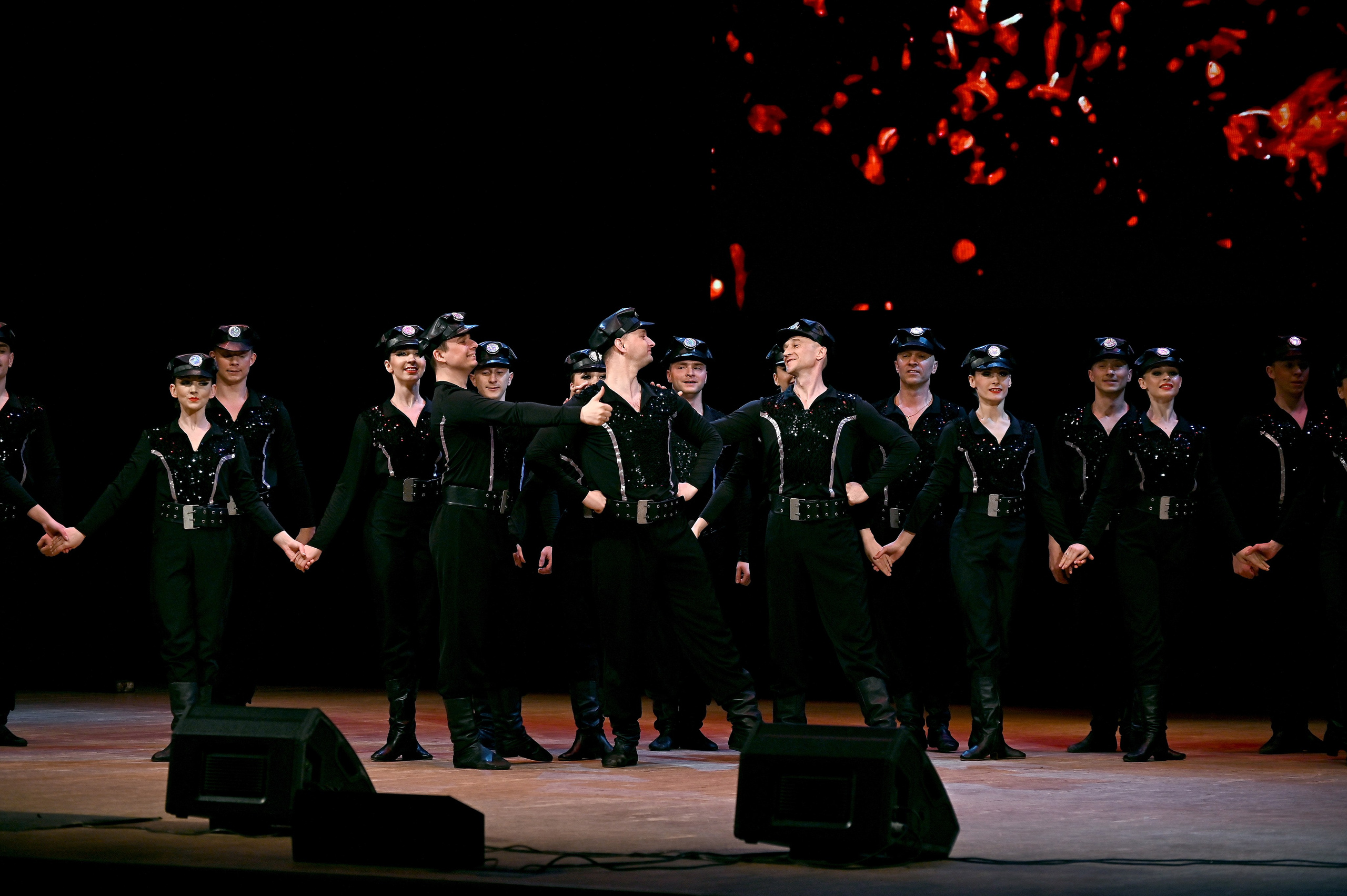 АНСАМБЛЬ ПЕСНИ И ТАНЦА «ДОНБАСС». ФОТОГРАФ ВАШИХ МЕРОПРИЯТИЙ РЯЗАНЬ СЕРГЕЙ КЛЮЕВ Концертная фотография близка к репортажу и портретной съемке