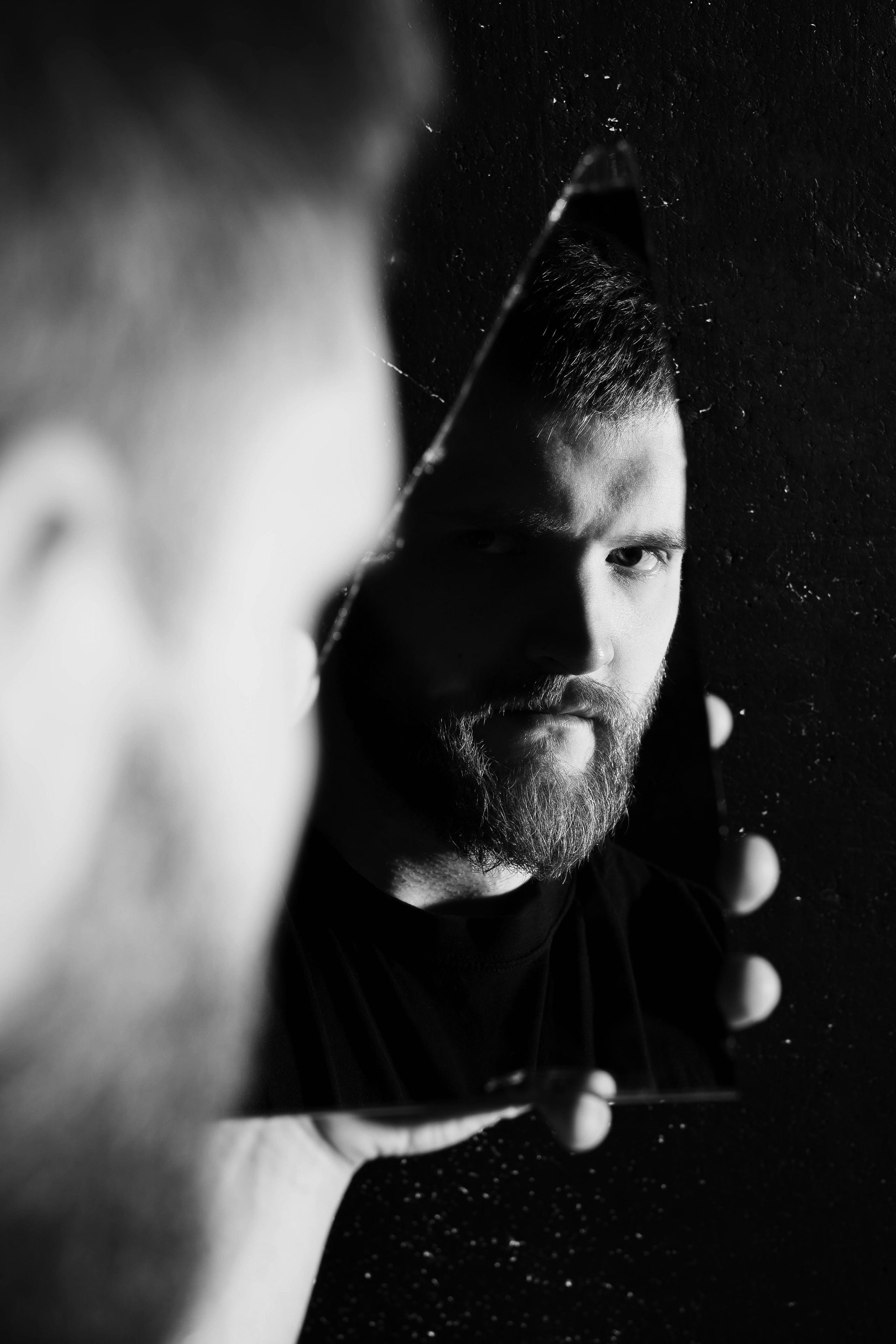 драматичный мужской портрет с осколком зеркала 