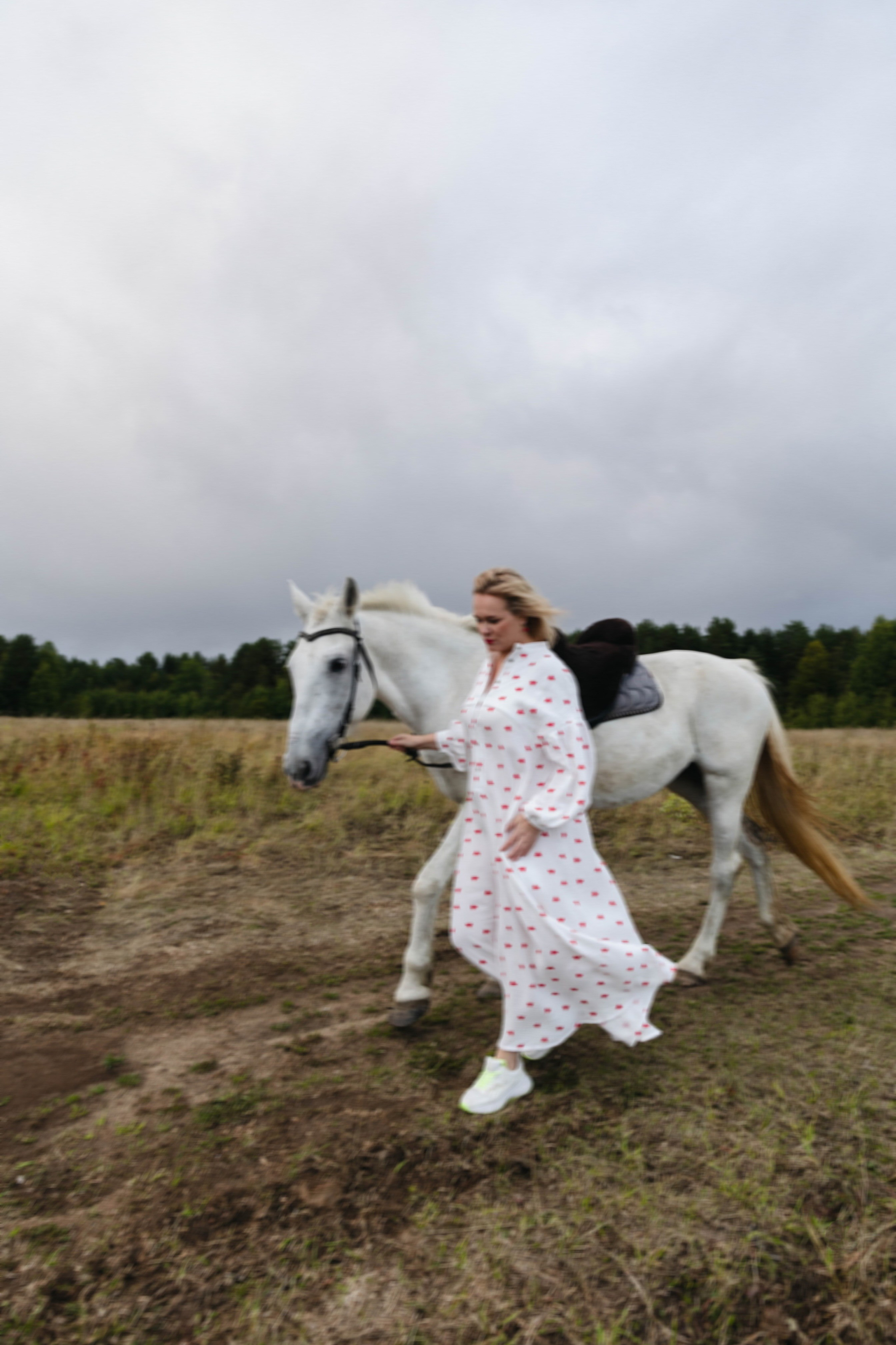 В поле с конём. Свадебный и семейный фотограф в Карелии