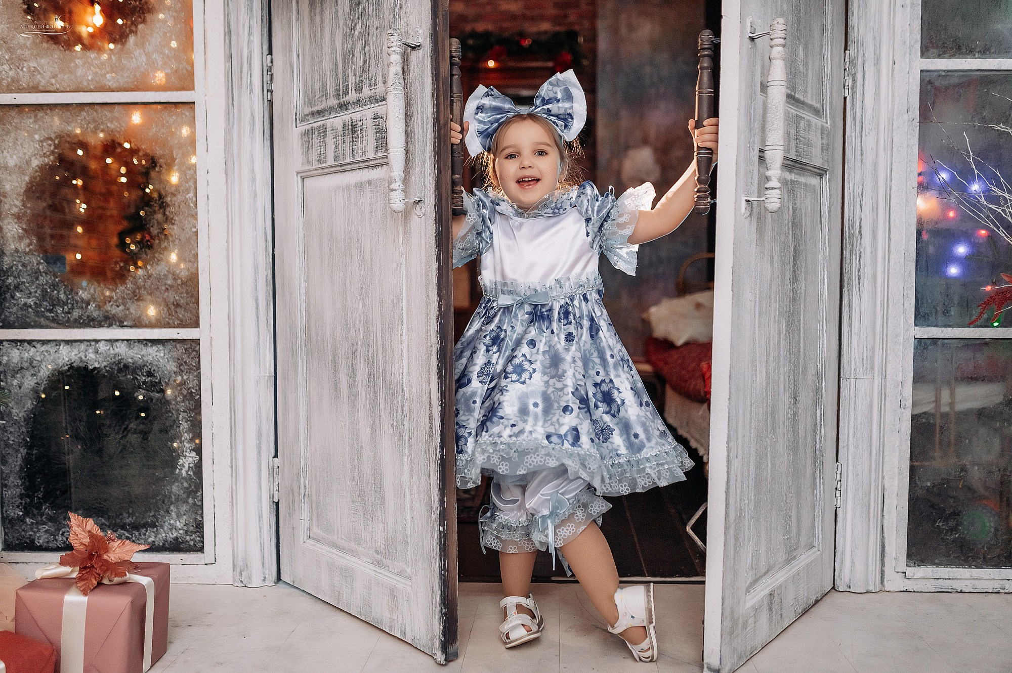 Смешная девчёнка в новогодней фотосъемке