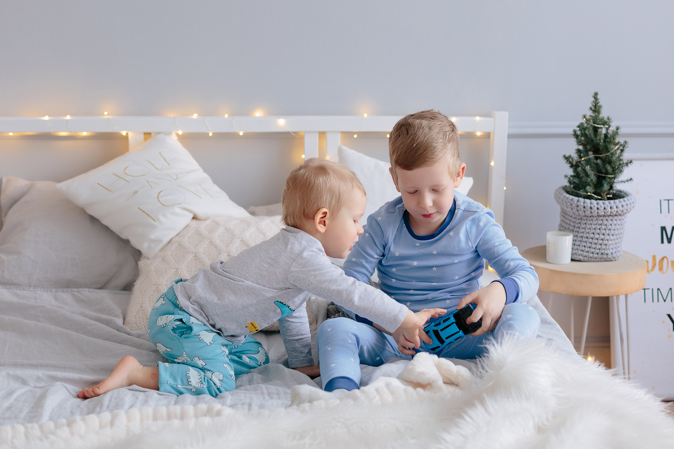 Новогодняя семейная пижамная фотосессия в студии Екатеринбург. Свадебный и семейный фотограф Ксения Шекк Екатеринбург