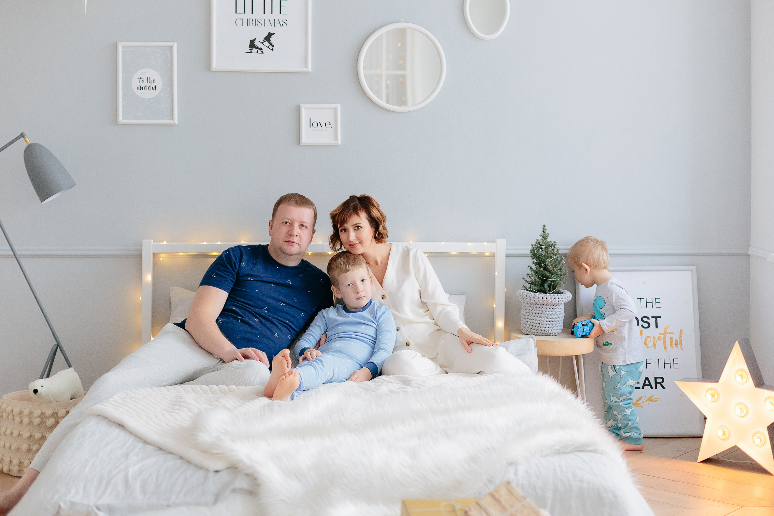 Новогодняя семейная пижамная фотосессия в студии Екатеринбург. Свадебный и семейный фотограф Ксения Шекк Екатеринбург