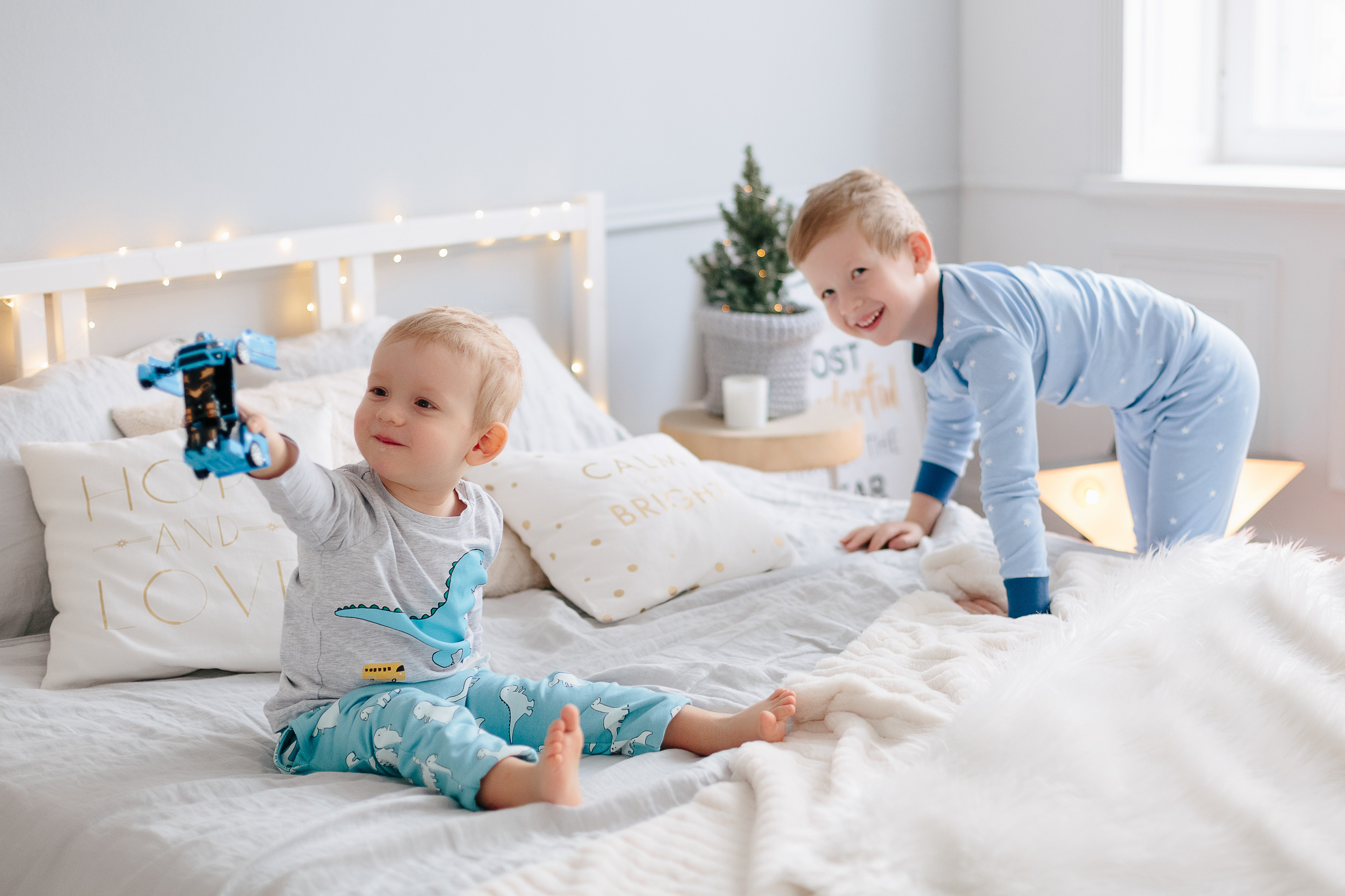 Новогодняя семейная пижамная фотосессия в студии Екатеринбург. Свадебный и семейный фотограф Ксения Шекк Екатеринбург