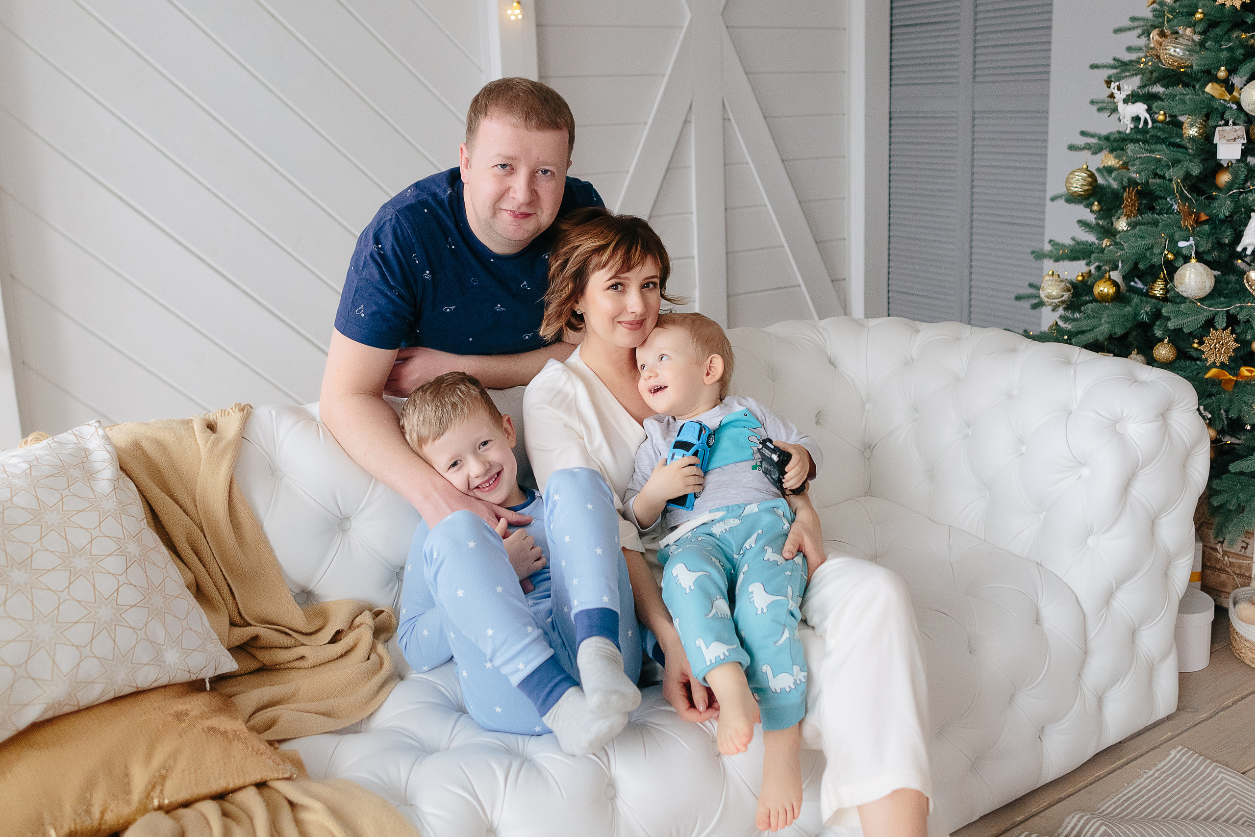 Новогодняя семейная пижамная фотосессия в студии Екатеринбург. Свадебный и семейный фотограф Ксения Шекк Екатеринбург