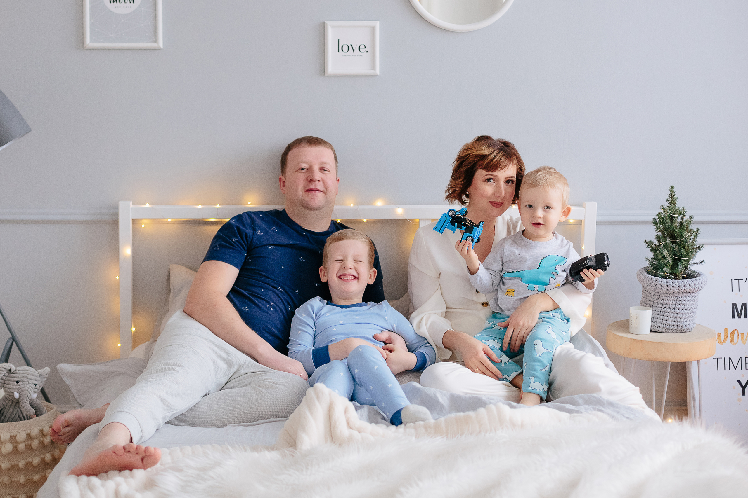 Новогодняя семейная пижамная фотосессия в студии Екатеринбург. Свадебный и семейный фотограф Ксения Шекк Екатеринбург