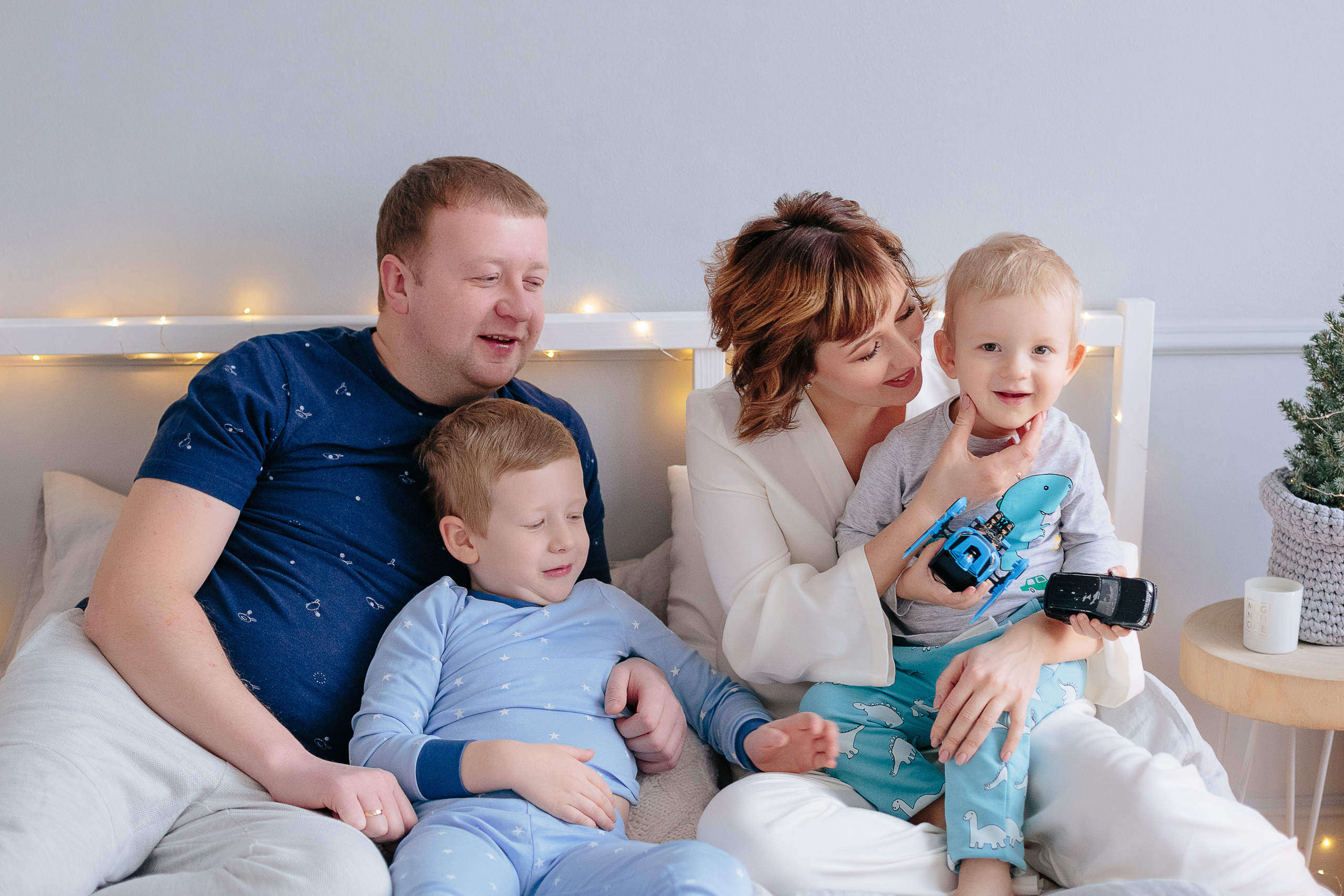 Новогодняя семейная пижамная фотосессия в студии Екатеринбург. Свадебный и семейный фотограф Ксения Шекк Екатеринбург