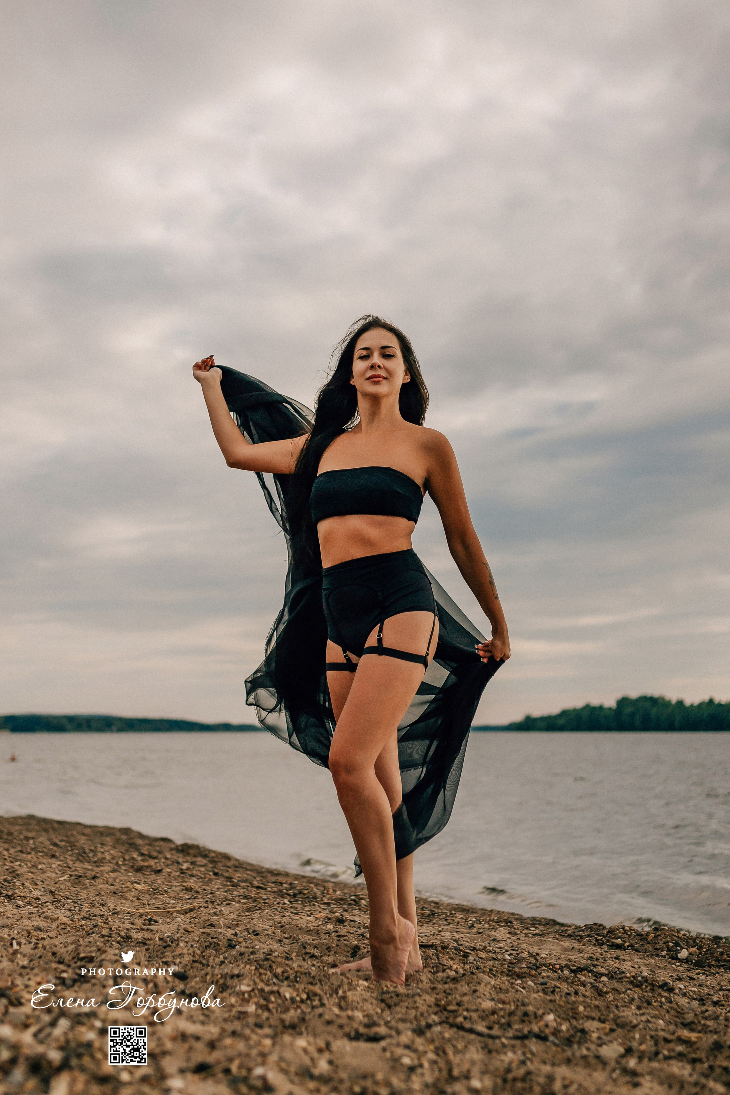 Черная серия с тканью. Набережная. Александра и Таисия. Июль 2025 г. Фотограф Пермь. Свадьбы. Семья и дети, школа, д. сад. Фотокниги