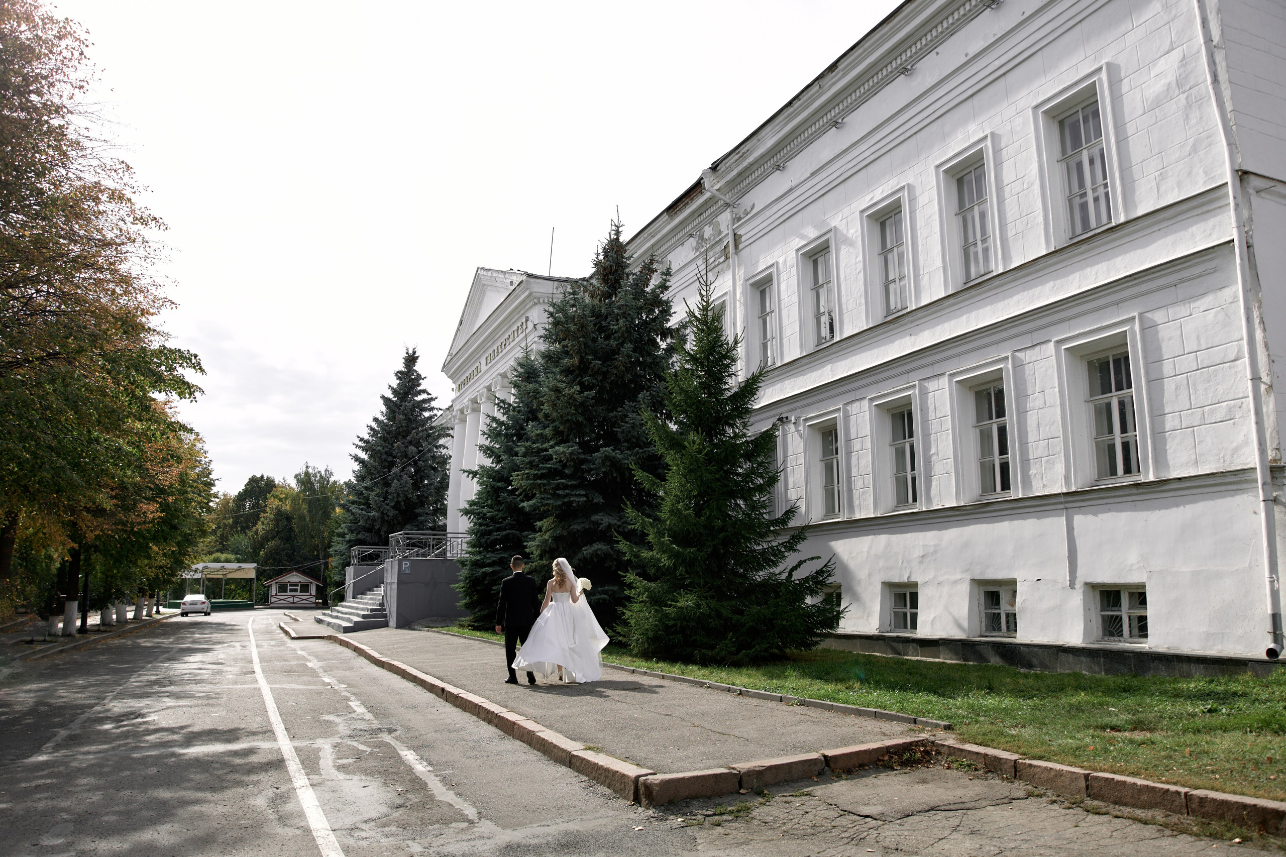 Свадебная прогулка у Ульяновского аграрного университета. Фотограф Елена Орешина