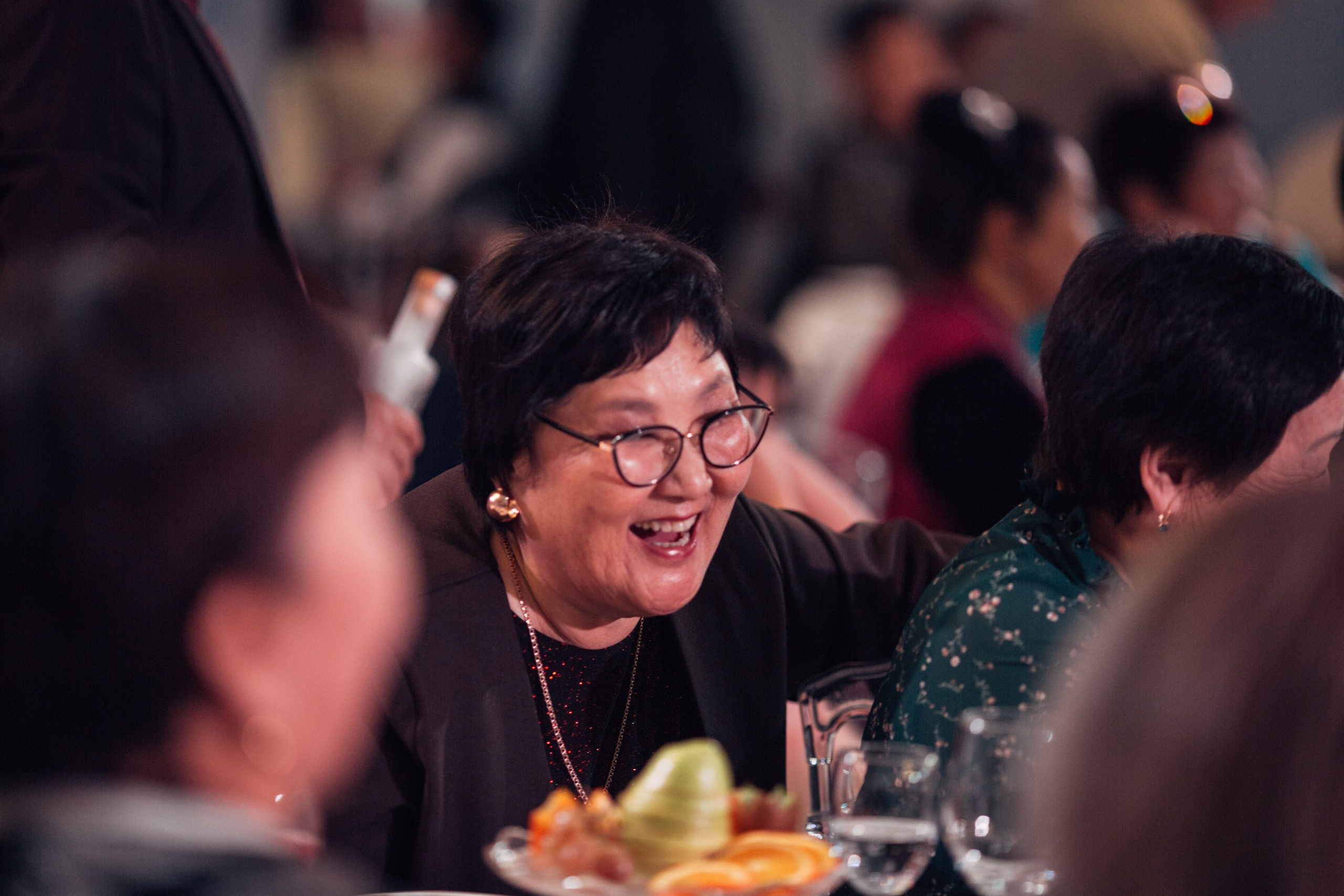 День рождения Любови в ресторане «Бурятия» — фотоотчёт праздника. Репортажный фотограф на дни рождения и юбилеи в Улан-Удэ — Алексей Раднаев