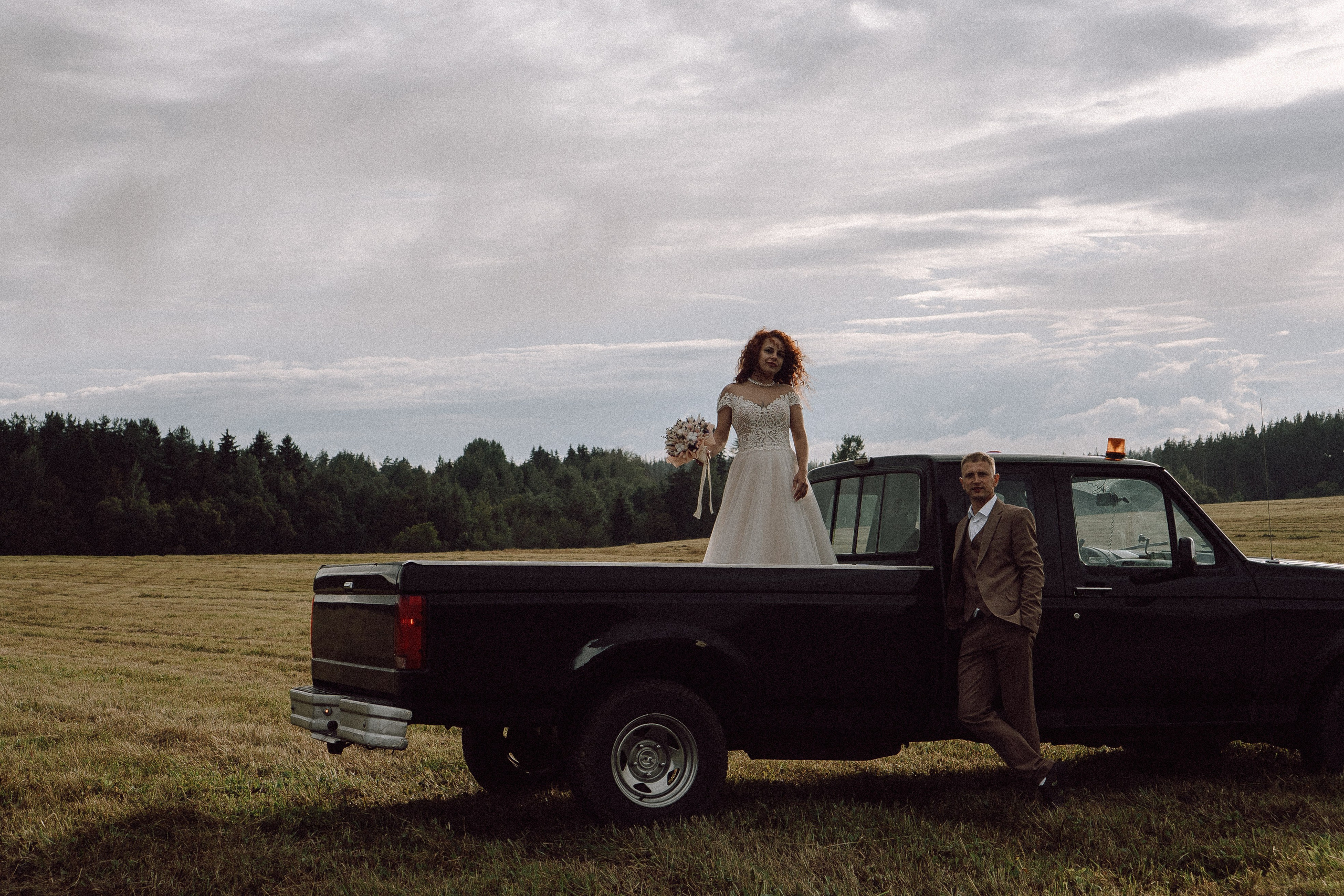 СВАДЕБНАЯ ФОТОСЕССИИЯ ПАРЫ В ГОРОДЕ ПРИОЗЕРСК В СОСНОВОМ ЛЕСУ И С ПИКАПОМ. Профессиональный фотограф, Санкт-Петербург — Виктория Богомолова